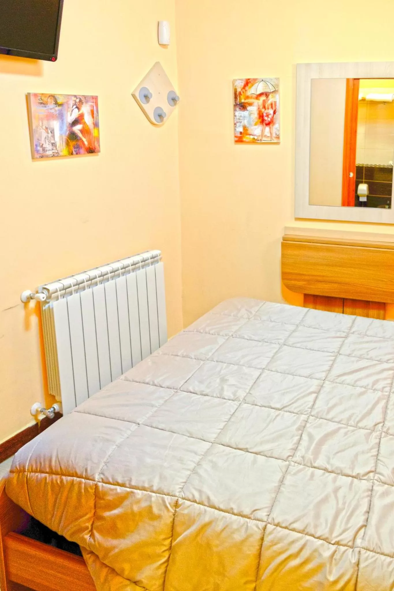 Bedroom, Bed in Golden Dreams B&B