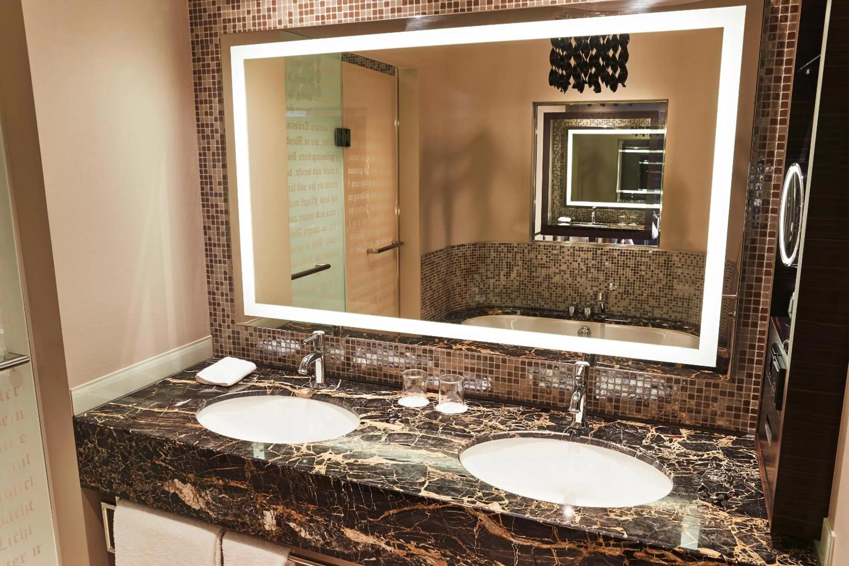 Shower in Steigenberger Icon Grandhotel Handelshof Leipzig