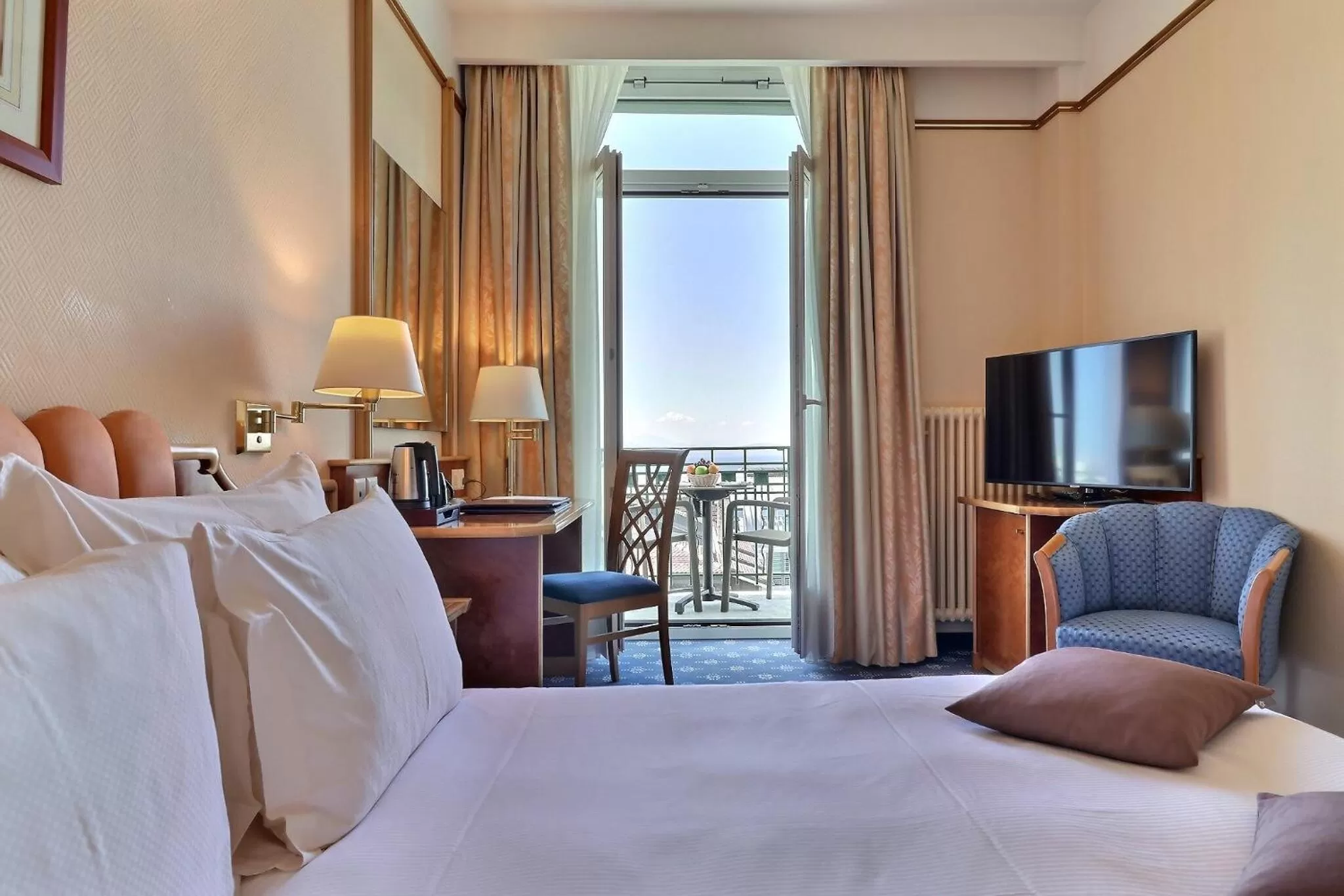 Photo of the whole room, Bed in Hotel Mirabeau, BW Signature Collection, Lausanne