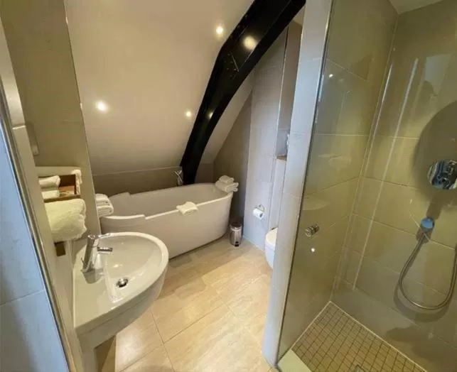 Bath in Quebecs Luxury Aparthotel