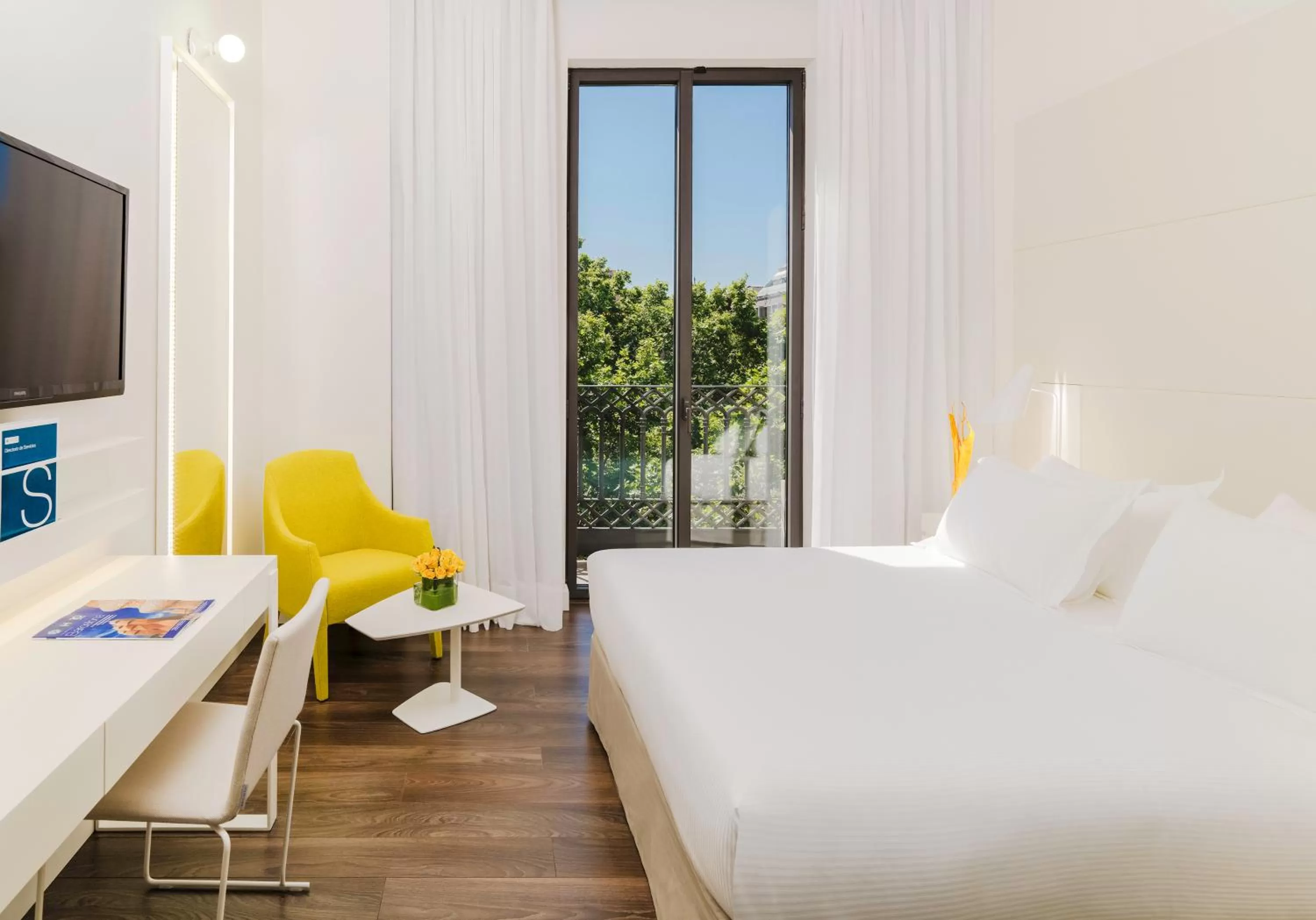 Photo of the whole room, Bed in H10 Urquinaona Plaza