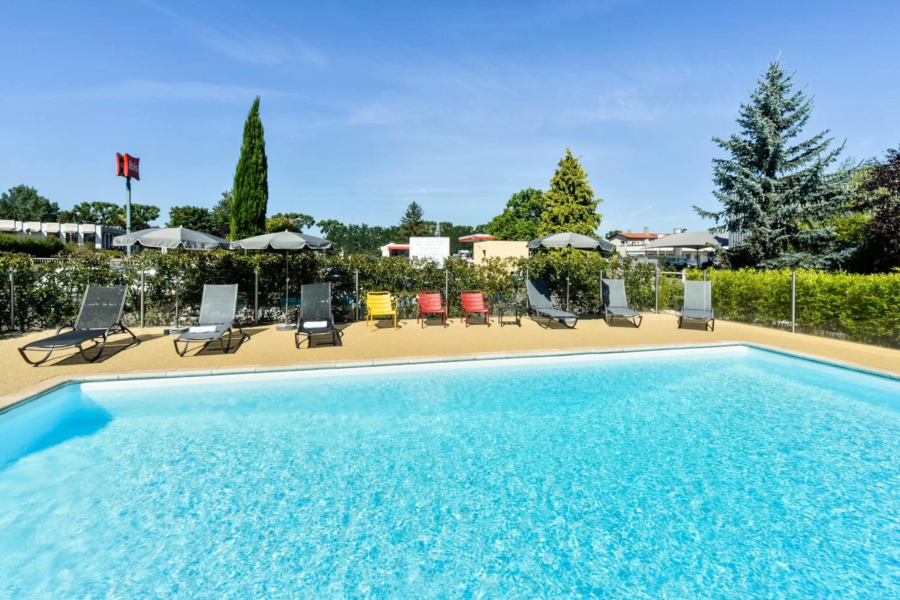 Swimming pool in Ibis Roanne Le Coteau Hotel Restaurant