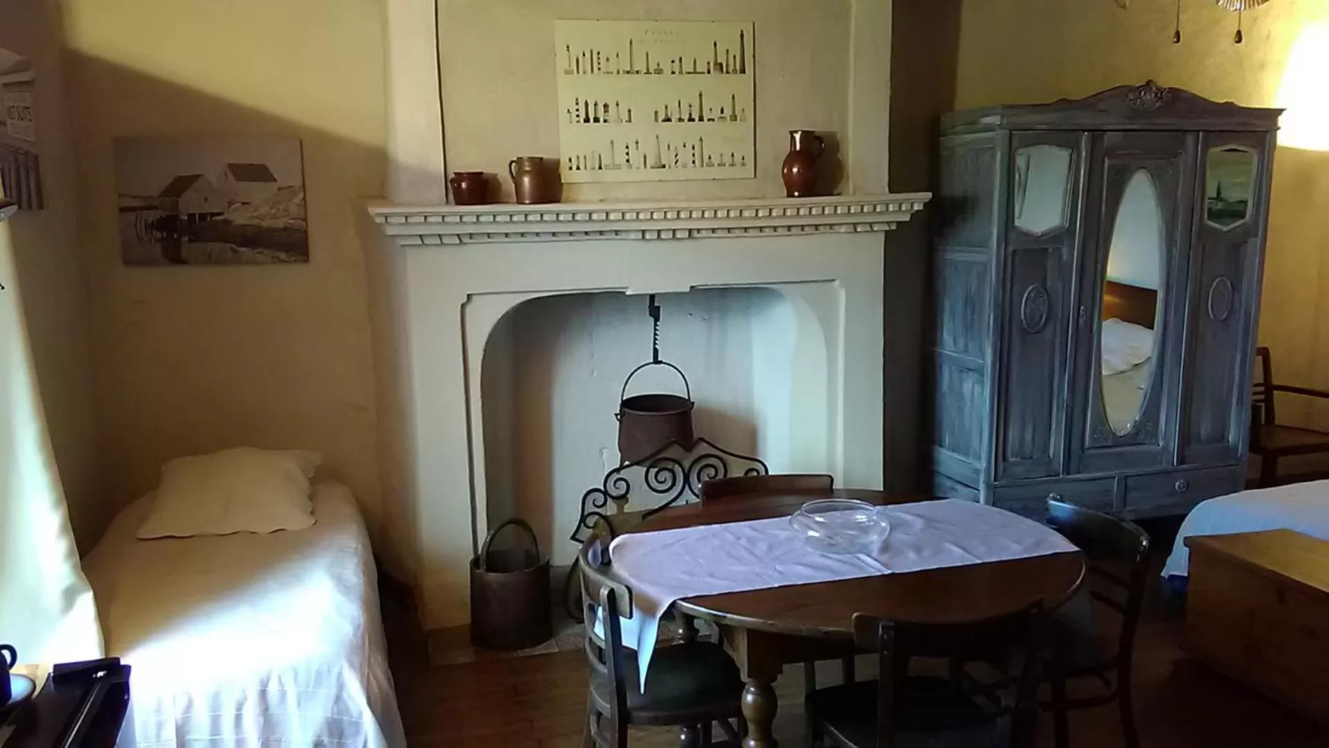 Bedroom, Dining Area in Manoir Le Cristal - Futuroscope a petit prix , grandes chambres familiales 5-6 personnes ,