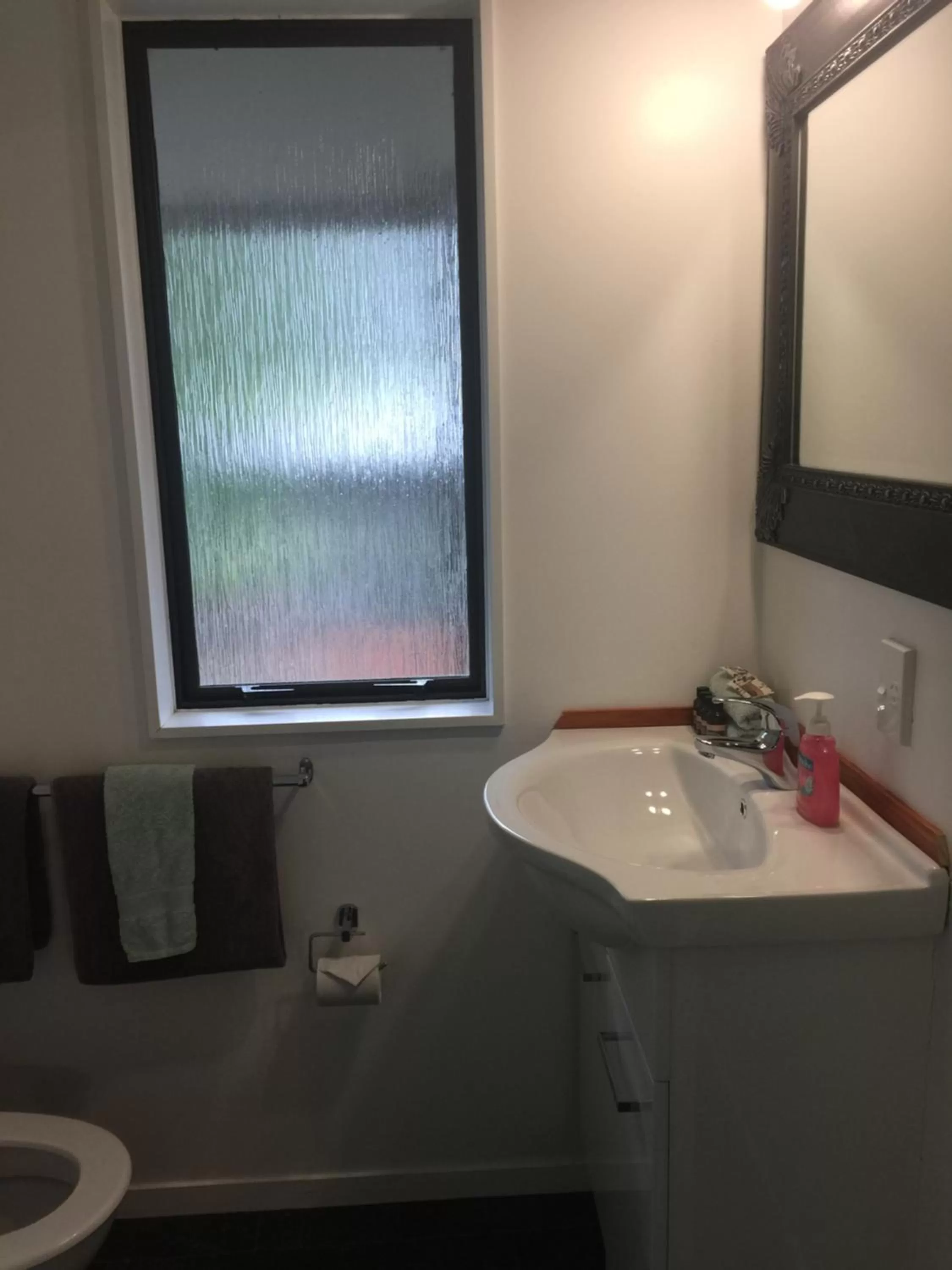 Bathroom in Grafton Cottage & Chalets