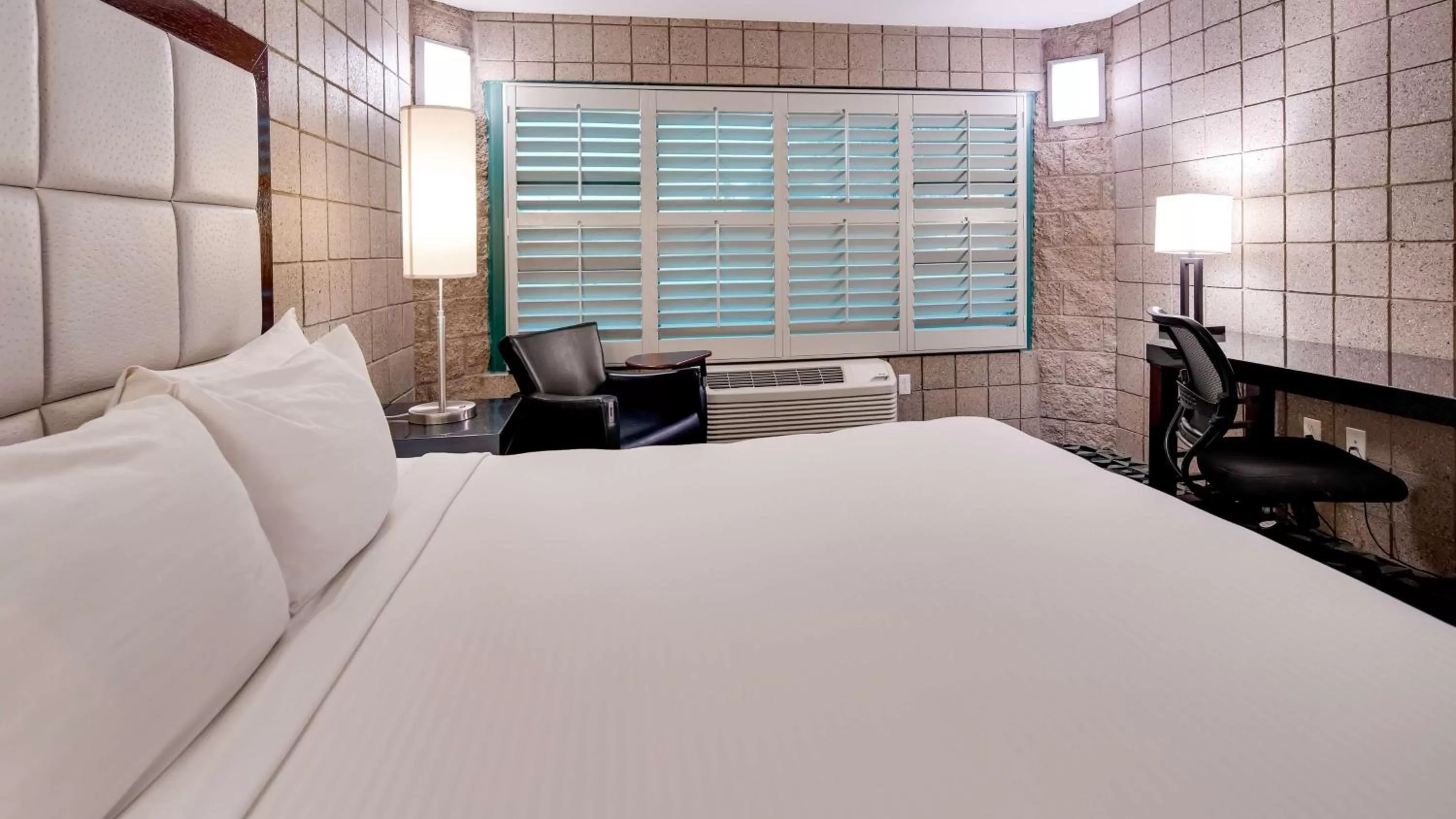 King Room with Roll-in Shower - Disability Access - Non-smoking in Best Western Plus Sundial