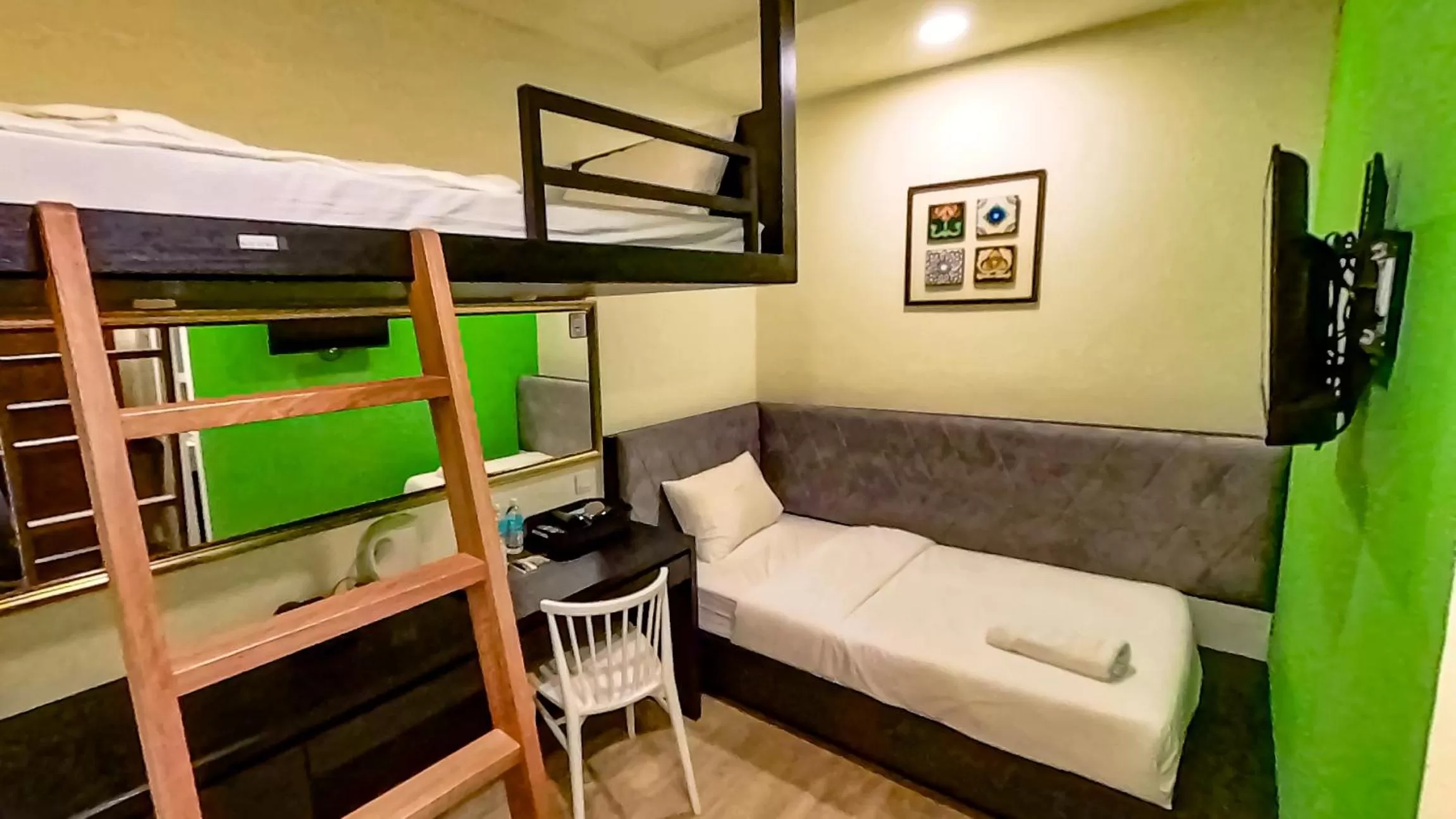 Bedroom, Bed in Bishop Hotel