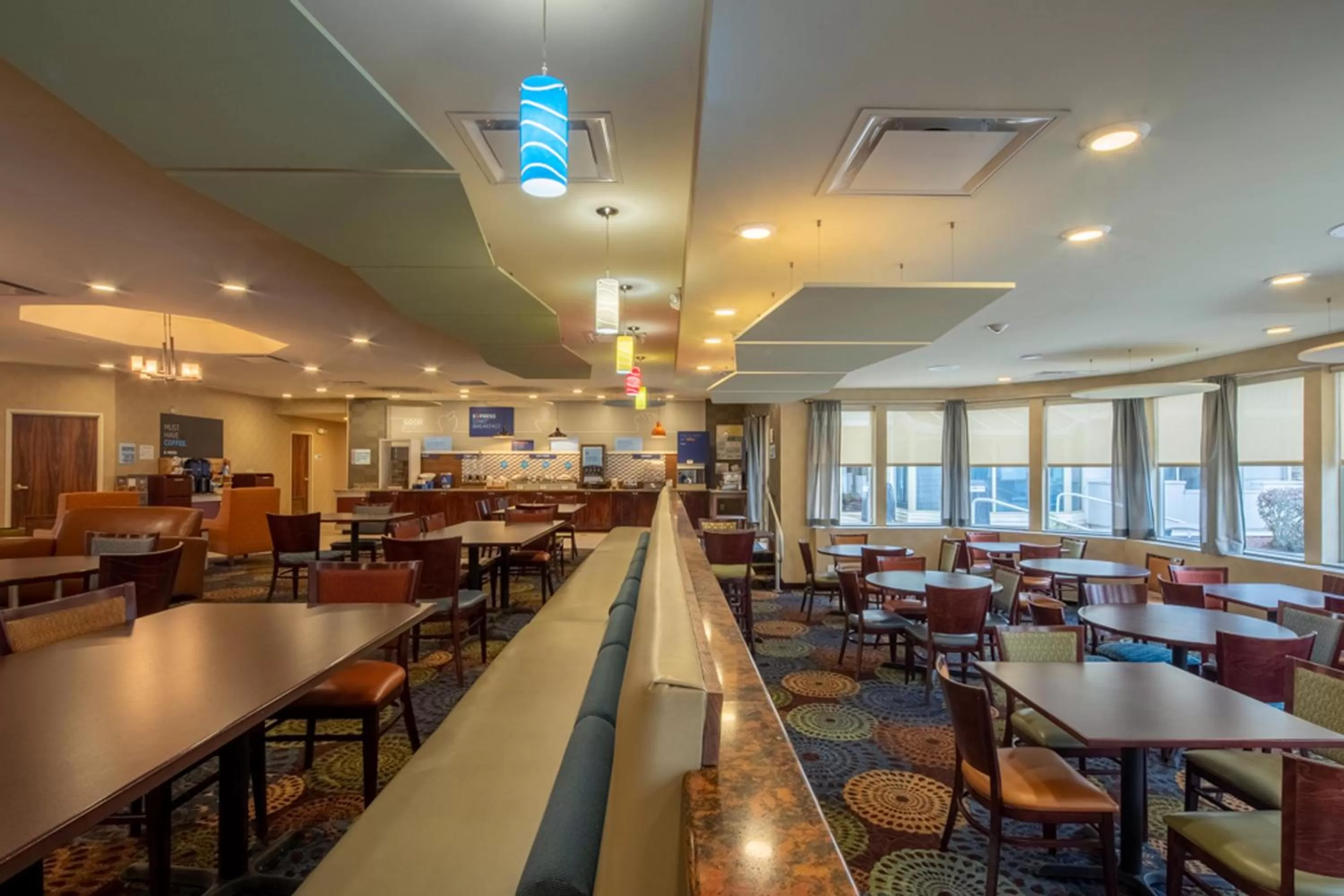 Dining area in Holiday Inn Express Hotel & Suites Pittsburgh Airport by IHG