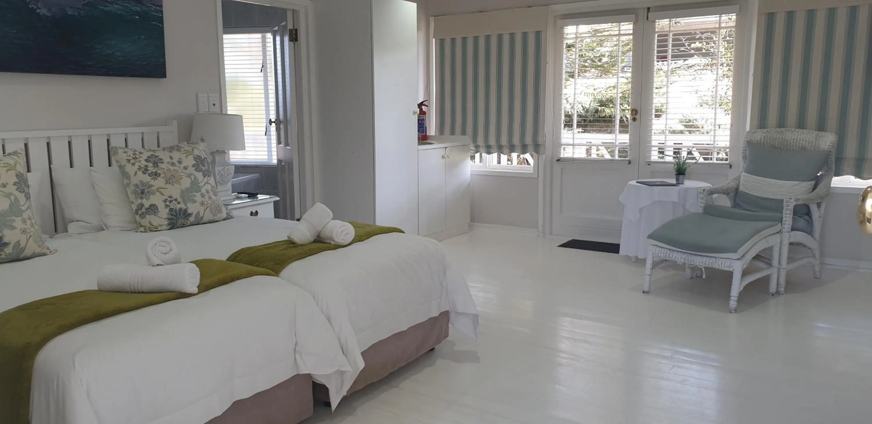 Photo of the whole room, Bed in Brenton Beach House
