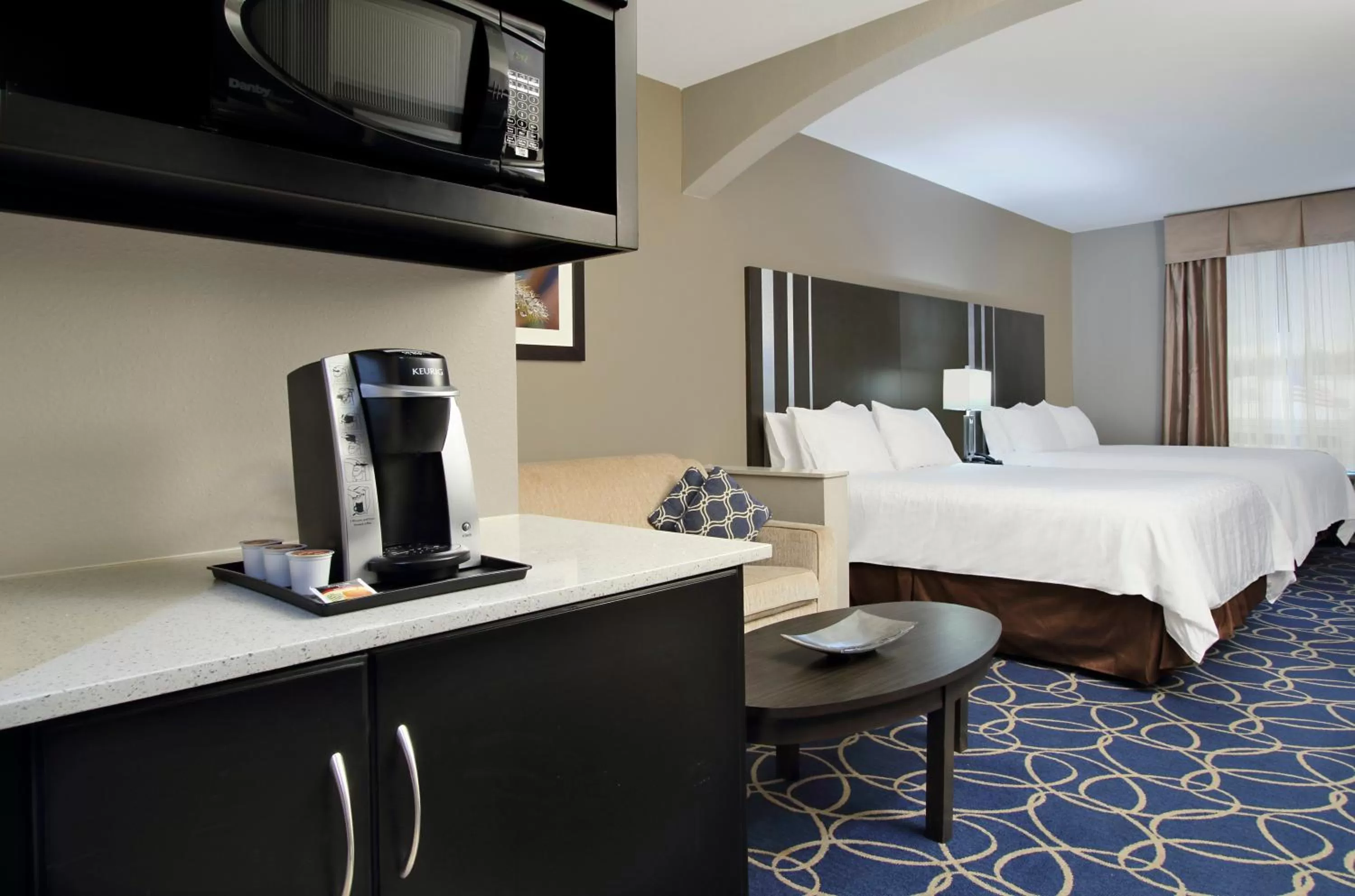 Photo of the whole room, Bed in Holiday Inn Express and Suites Houston North - IAH Area by IHG
