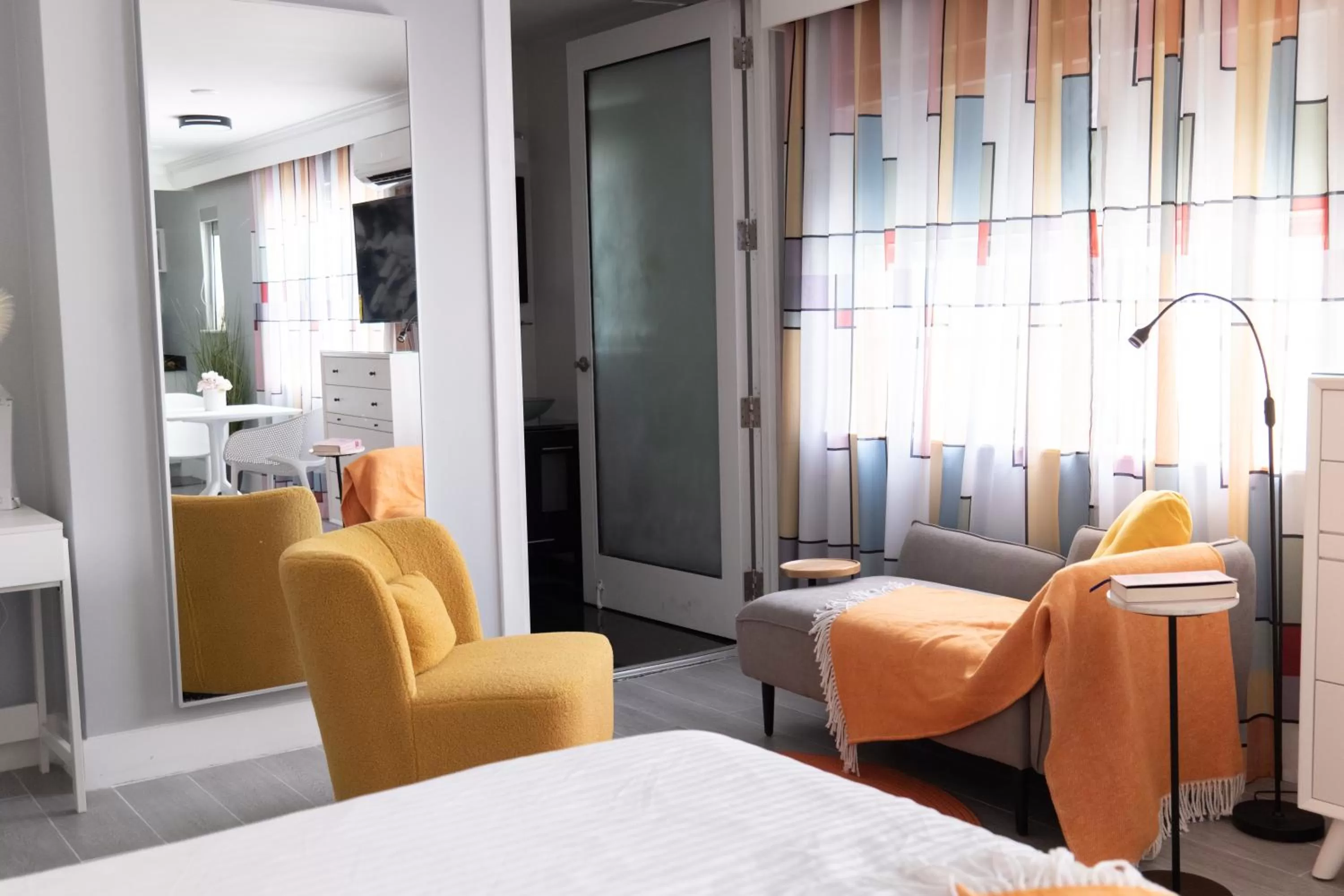 Living room, Bed in The Cove By Renzzi