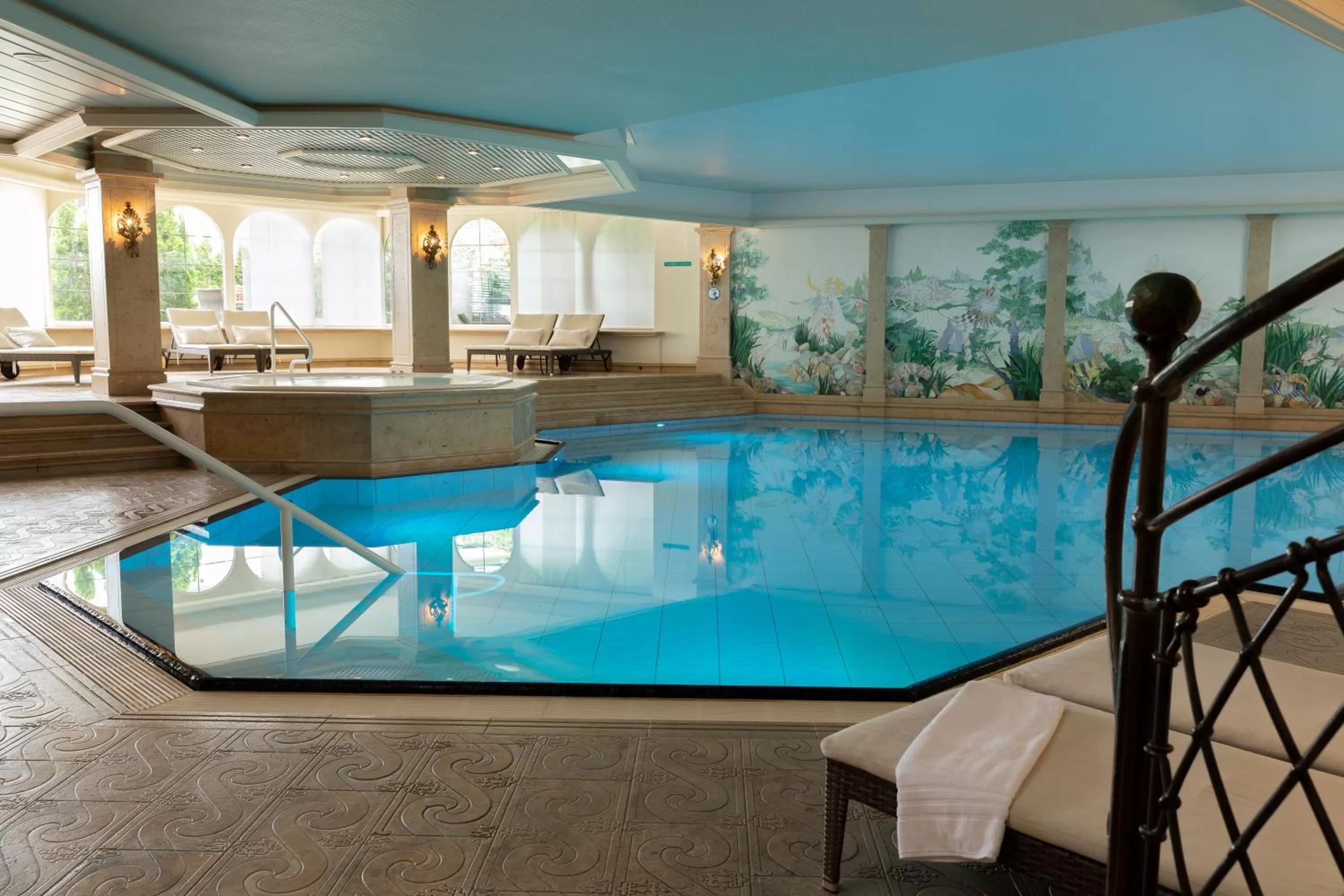 Hot Tub in Romantik Berghotel Astenkrone