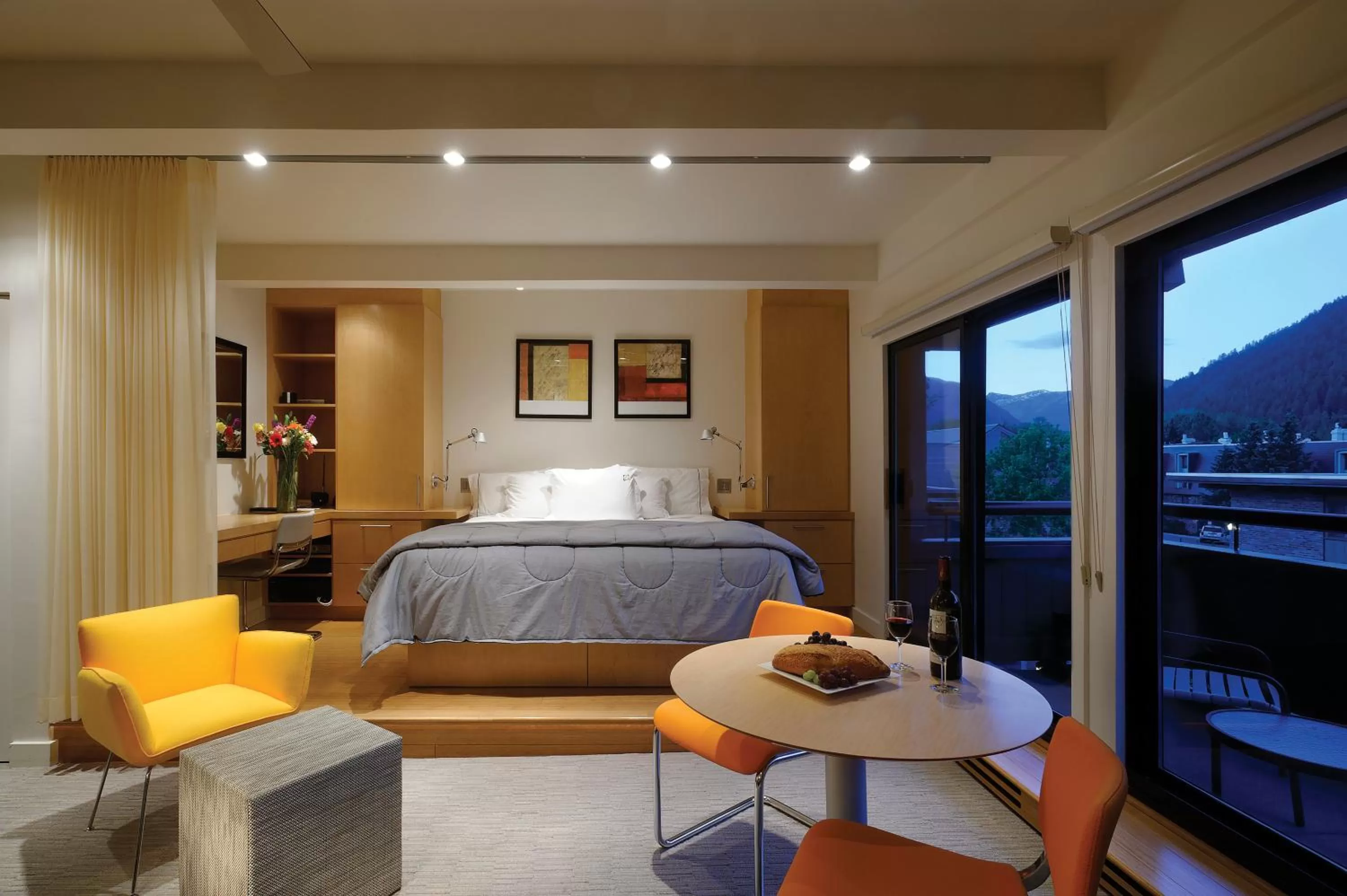 Balcony/Terrace, Bed in Aspen Square Condominium Hotel