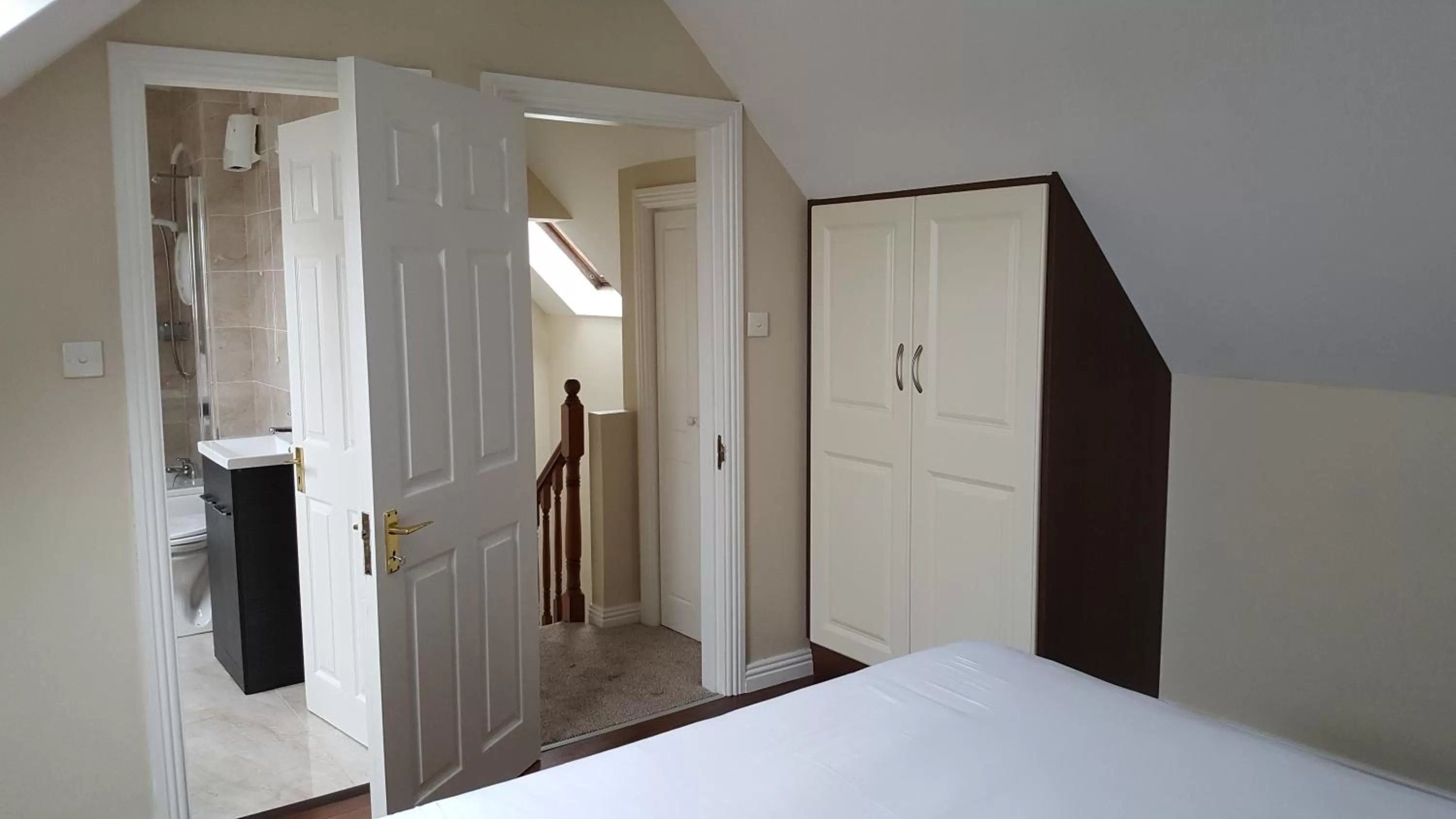 Bathroom, Bed in St Bridget's Apartments