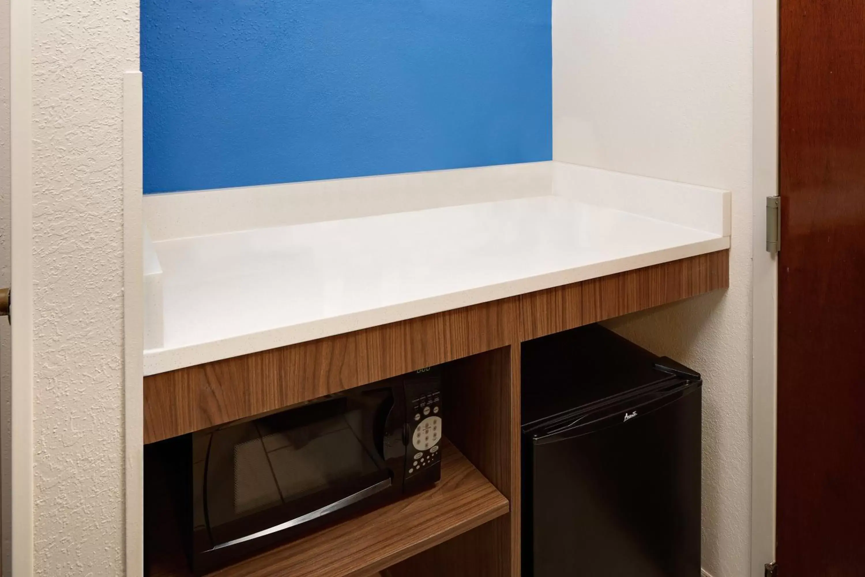 Standard Queen Room with Two Queen Beds and Roll-In Shower - Mobility Access in Holiday Inn Express Harrisburg East, an IHG Hotel Standard Queen Room with Two Queen Beds and Roll-In Shower - Mobility Access in Holiday Inn Express Harrisburg East, an IHG Hotel