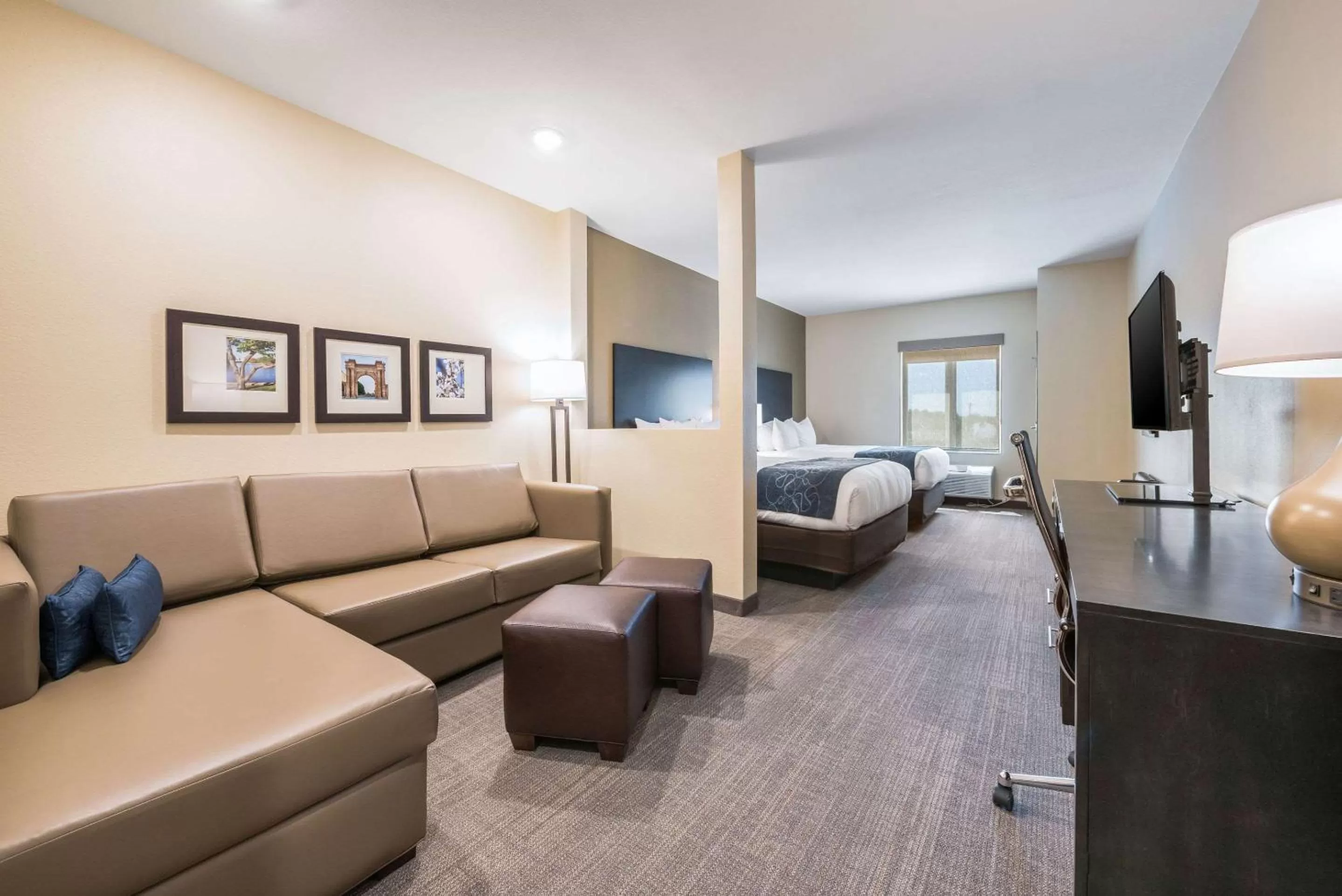 Photo of the whole room, Bed in Comfort Suites Marysville Columbus - Northwest