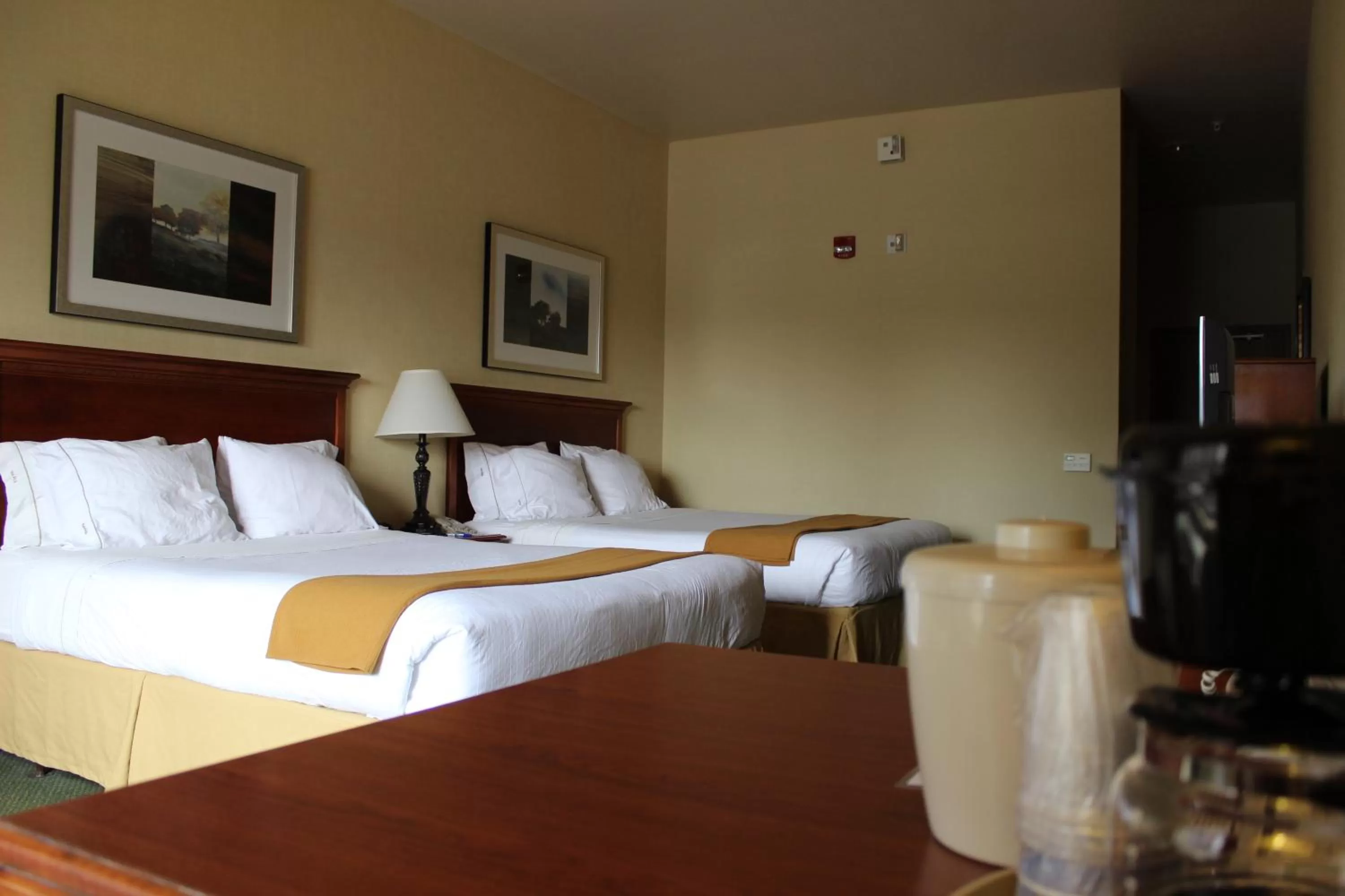 Bed in Holiday Inn Express Tehachapi by IHG