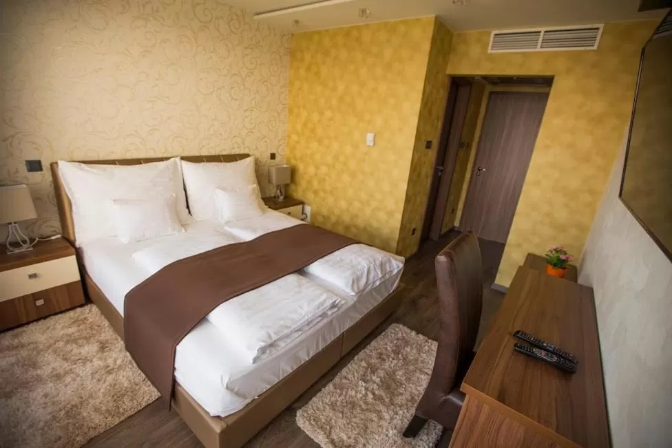 Photo of the whole room, Bed in Pole Position Beach Hotel