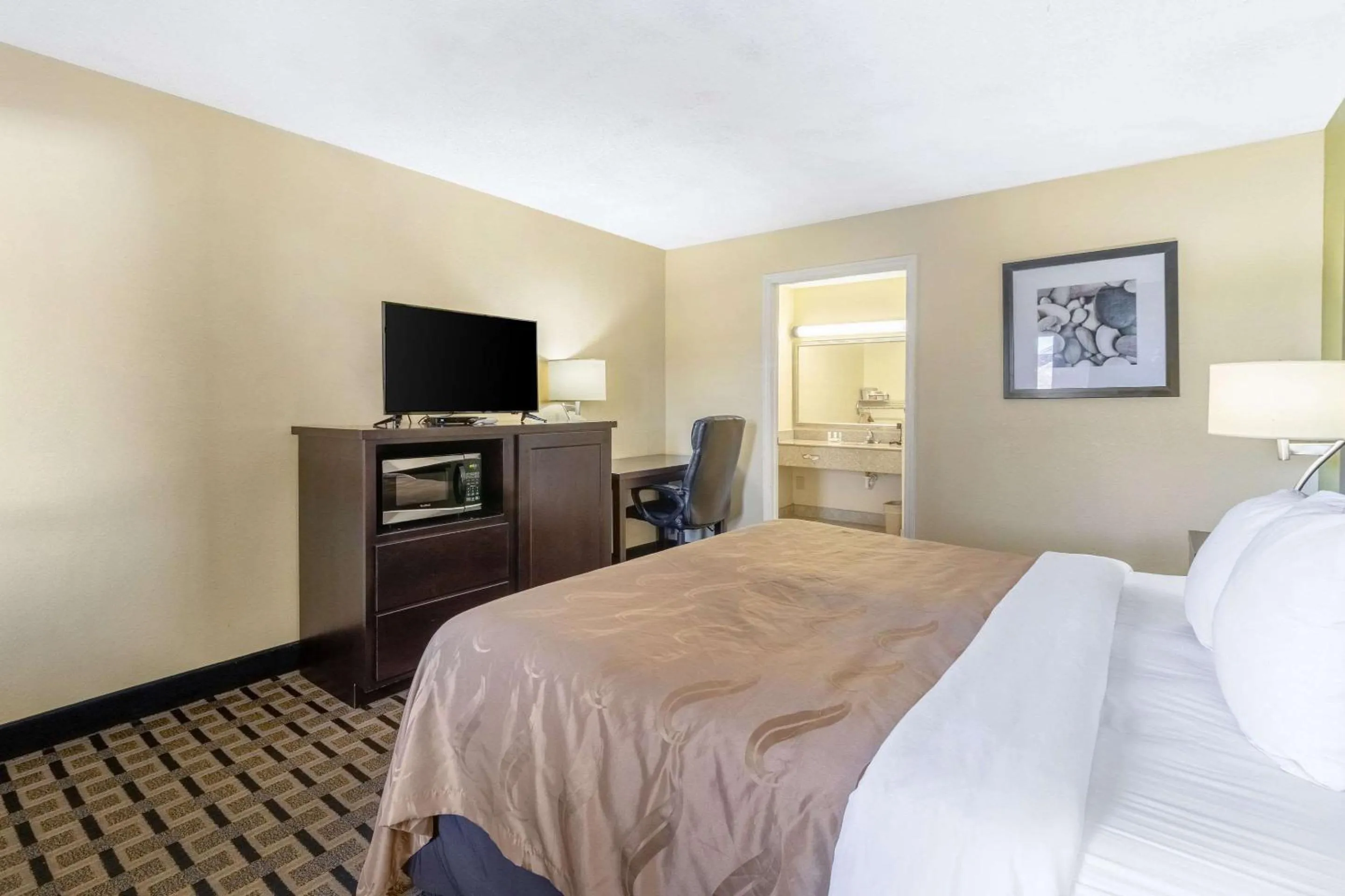 Photo of the whole room, Bed in Quality Inn Franklin - Cool Springs Area