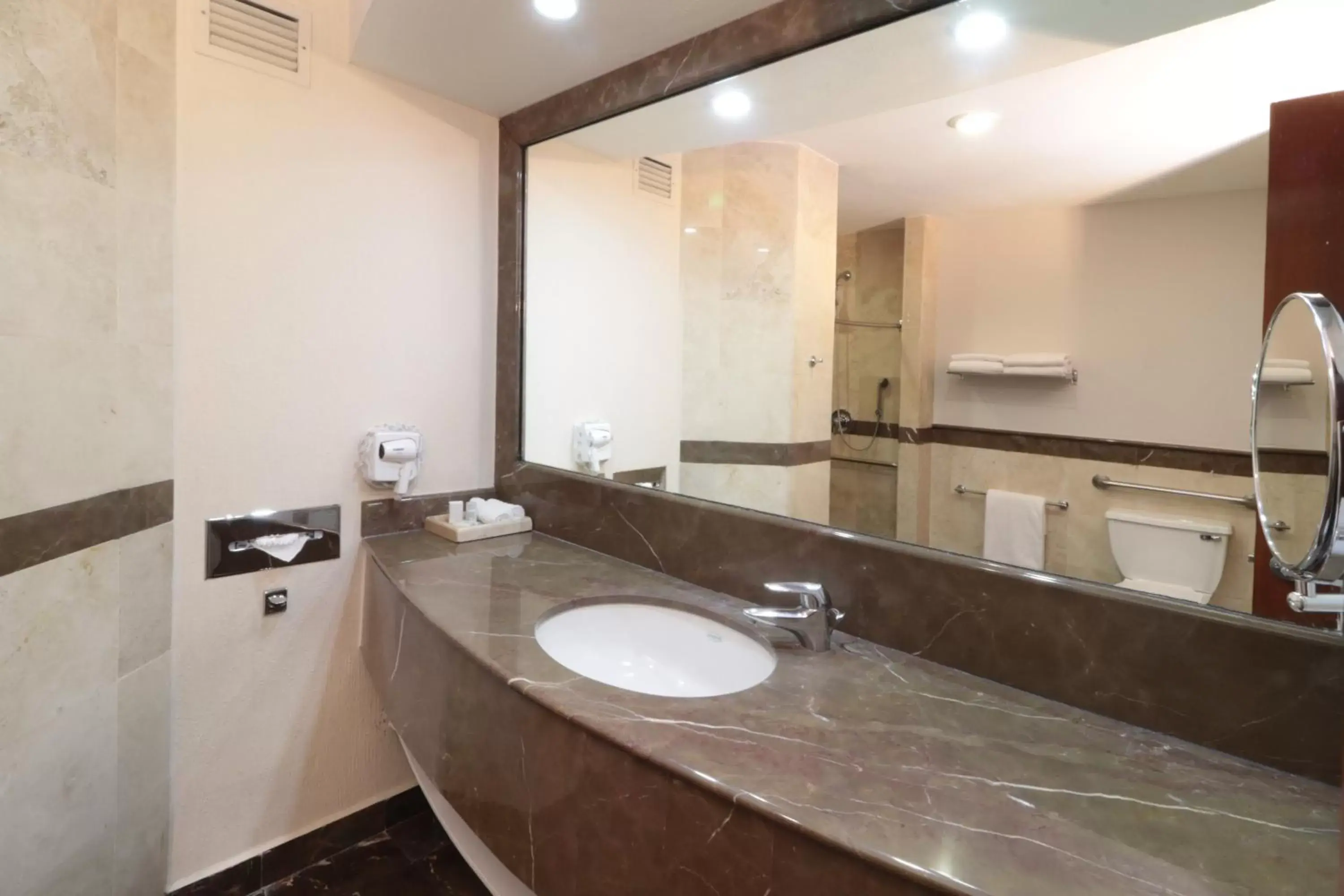 Queen Room with Two Queen Beds - Hearing Accessible/Non-Smoking in Holiday Inn Express San Luis Potosí by IHG Queen Room with Two Queen Beds - Hearing Accessible/Non-Smoking in Holiday Inn Express San Luis Potosí by IHG