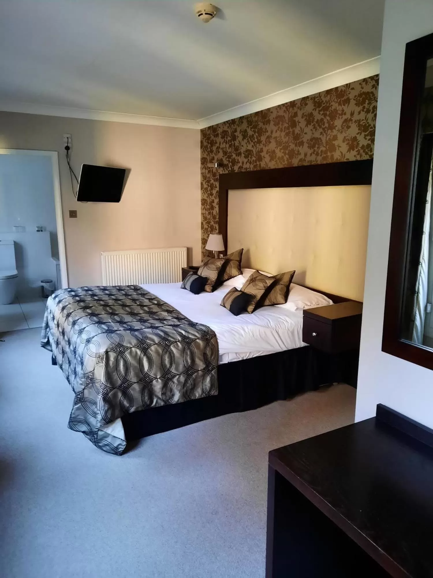 Bedroom, Bed in Donington Manor Hotel