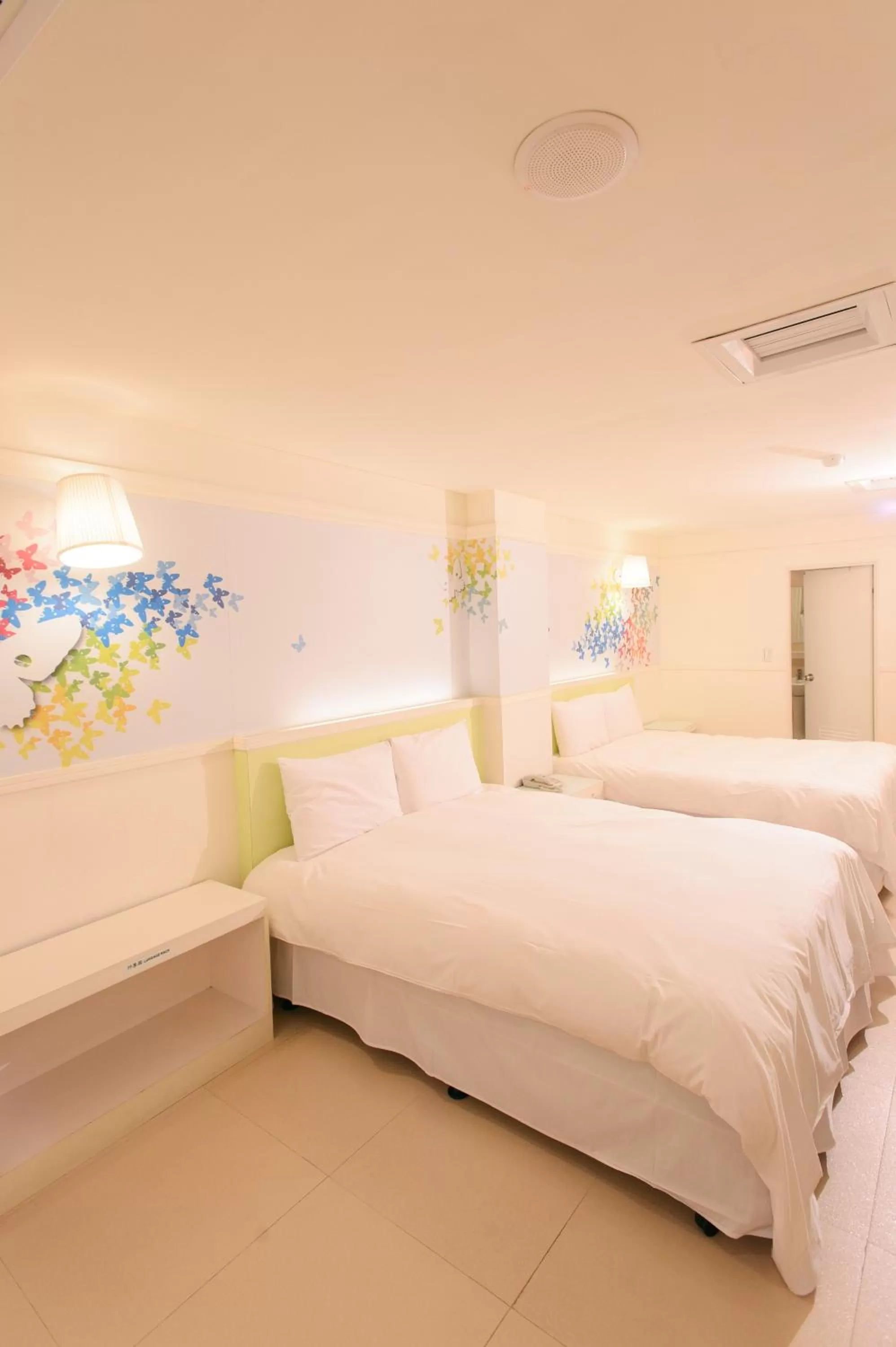 Photo of the whole room, Bed in Kiwi Express Hotel - Zhong Zheng Branch