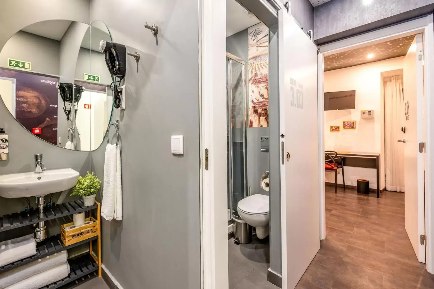 Twin Room with Private External Bathroom in Lisbon Wine House - Rooms & Suites Twin Room with Private External Bathroom in Lisbon Wine House - Rooms & Suites