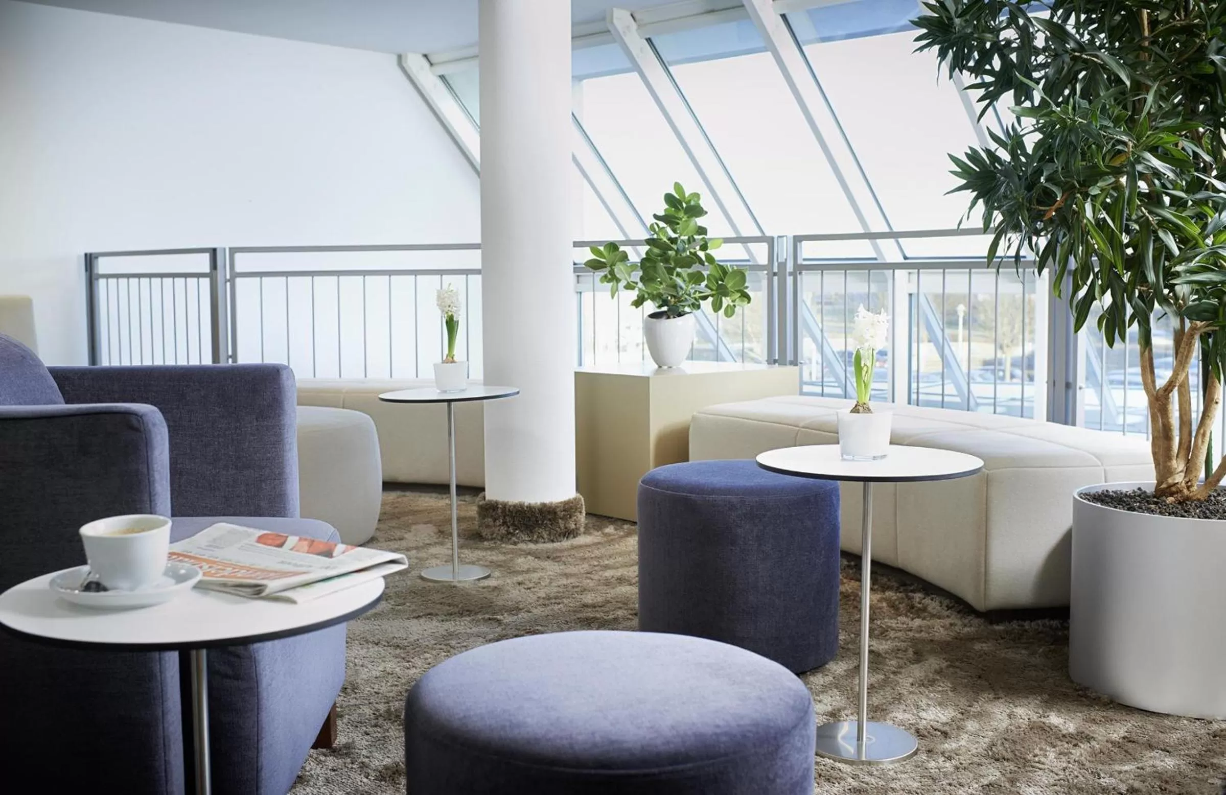 Communal lounge/ TV room in Sachsenpark-Hotel