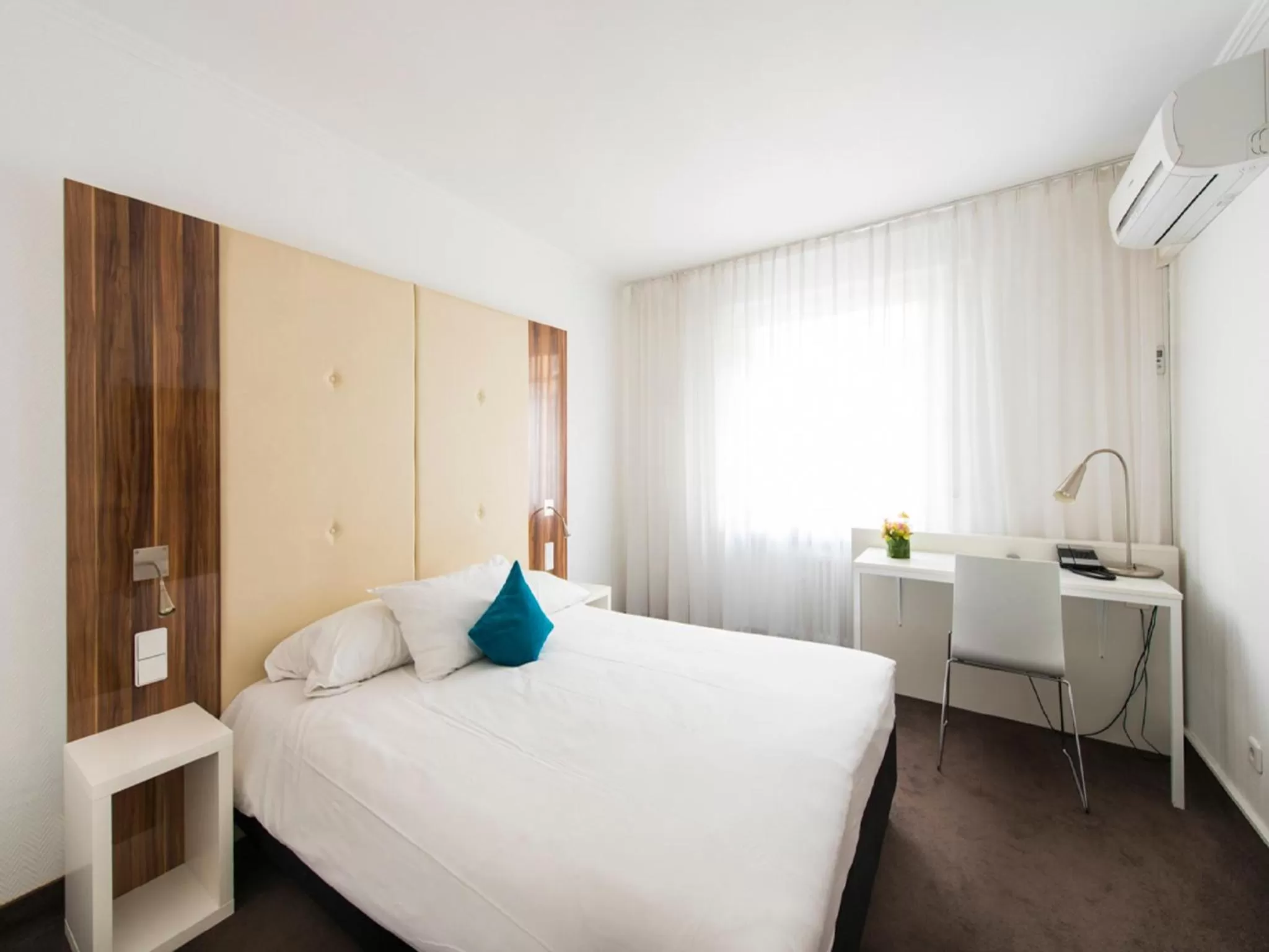 Photo of the whole room, Bed in Ibis Styles Frankfurt City