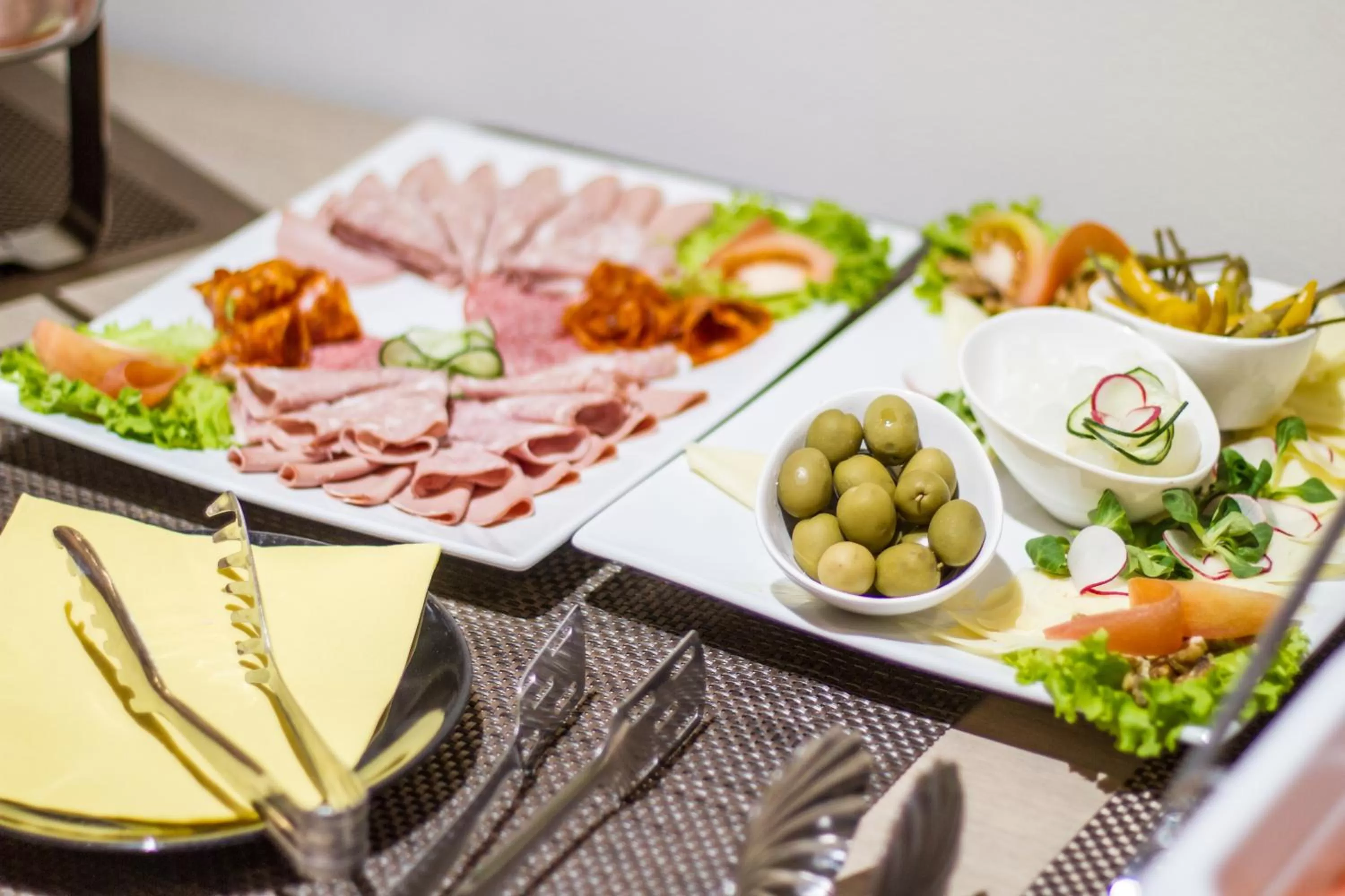 Restaurant/places to eat in Royal Airport Hotel