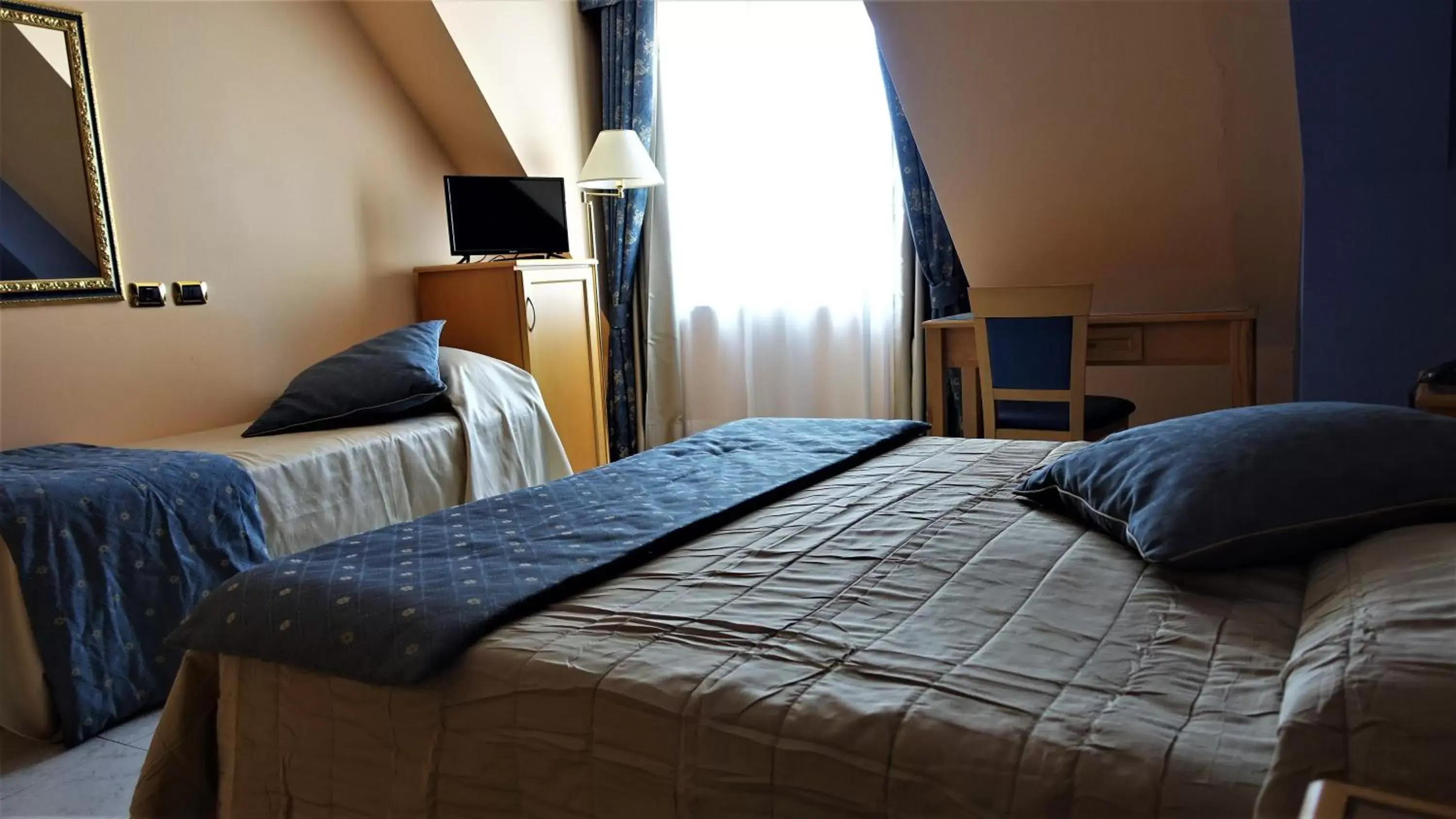 Basic Triple Room in Hotel Bristol Basic Triple Room in Hotel Bristol