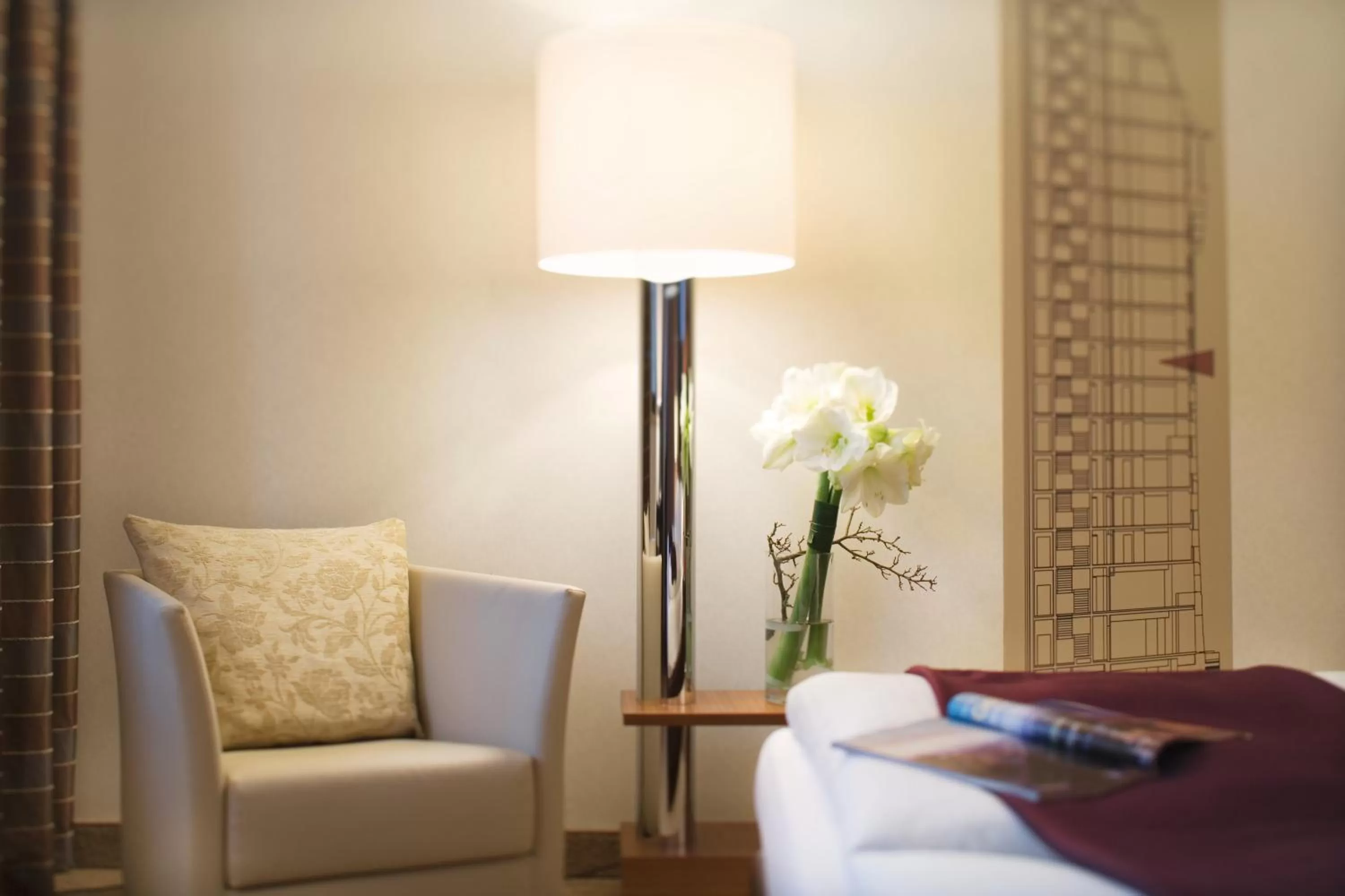 Living room in MÖVENPICK Hotel Hamburg City