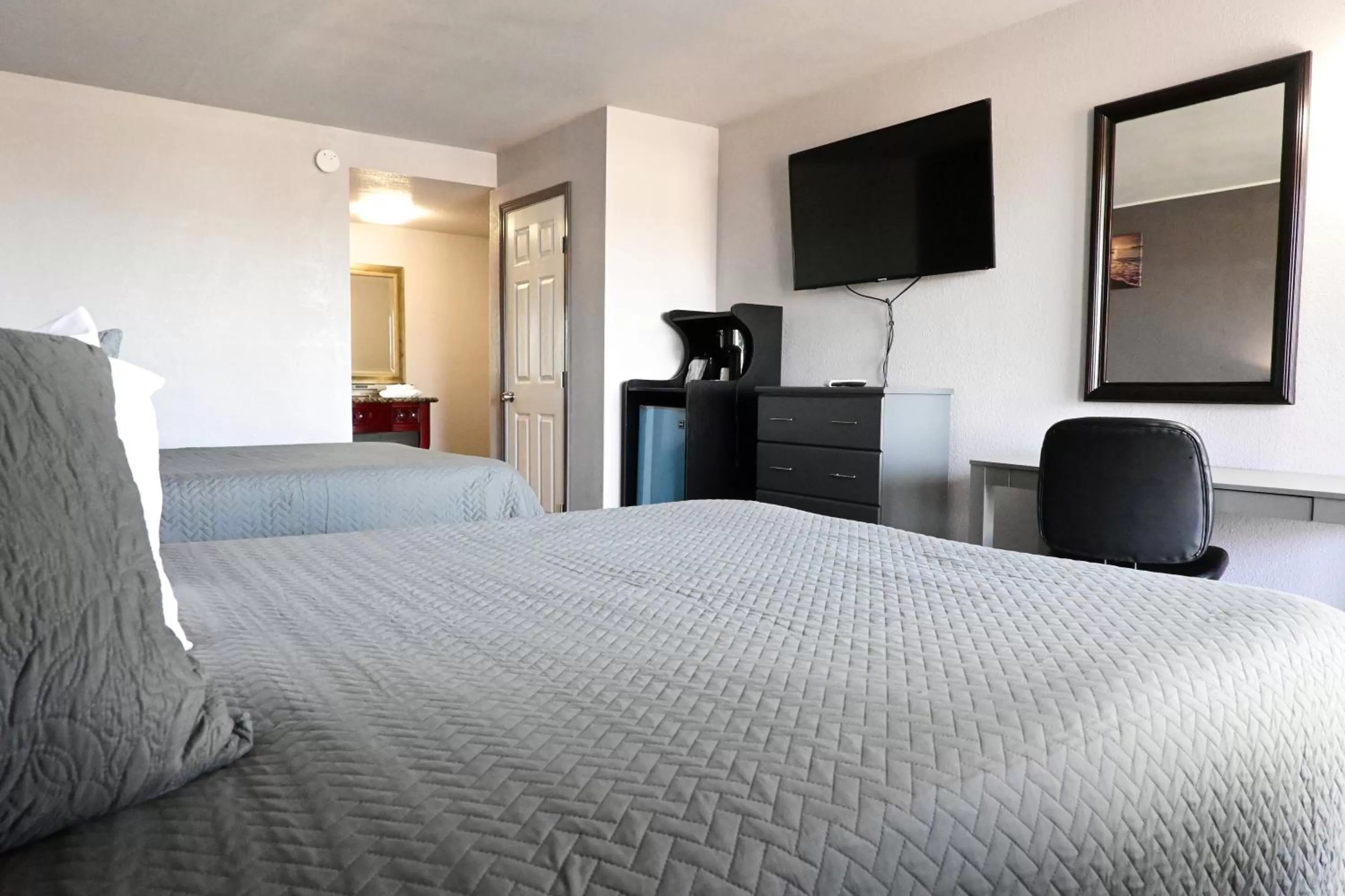 TV and multimedia, Bed in R Nite Star Inn and Suites -Home of the Cowboys & Rangers