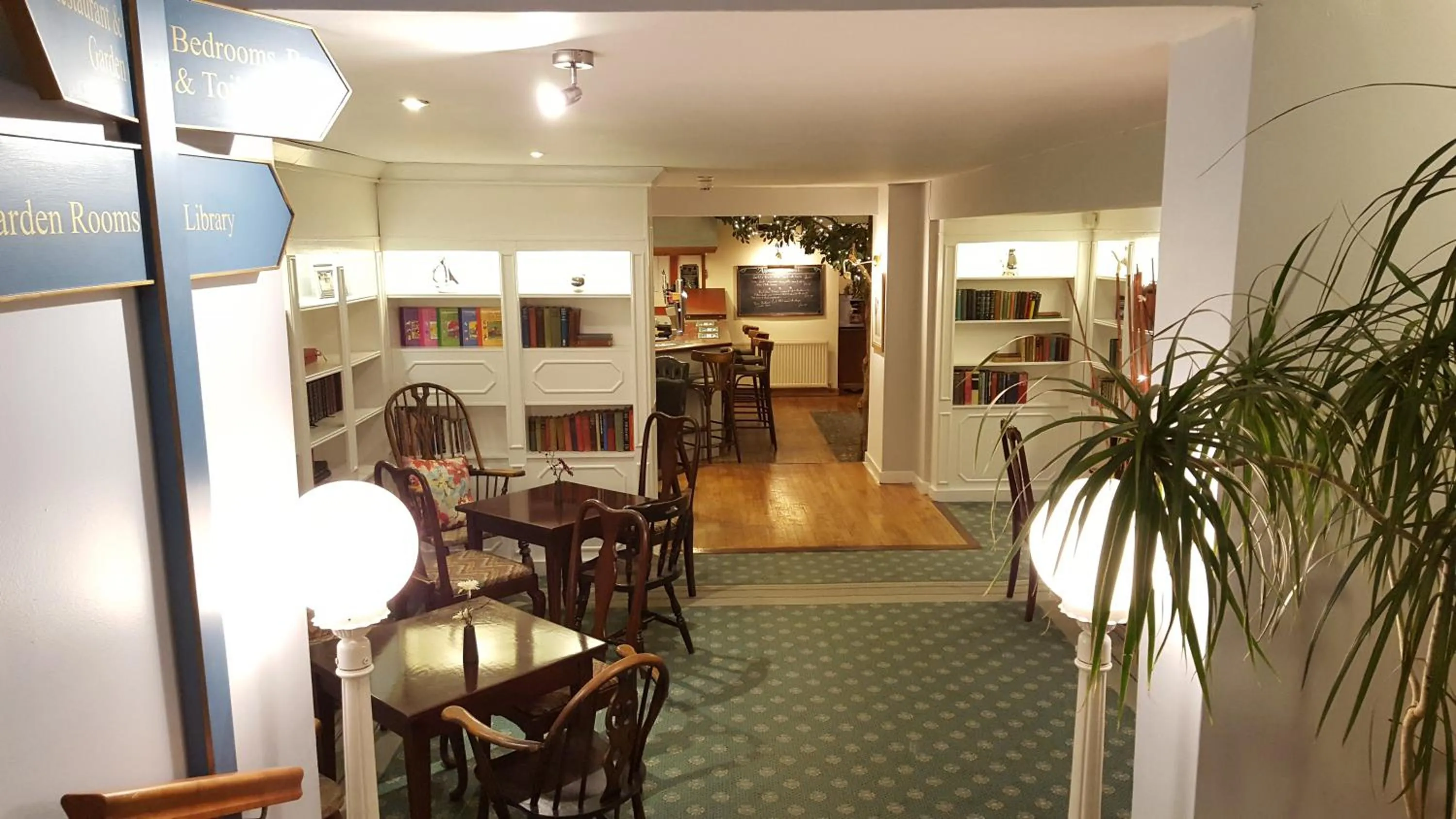 Library in Apple Tree Hotel