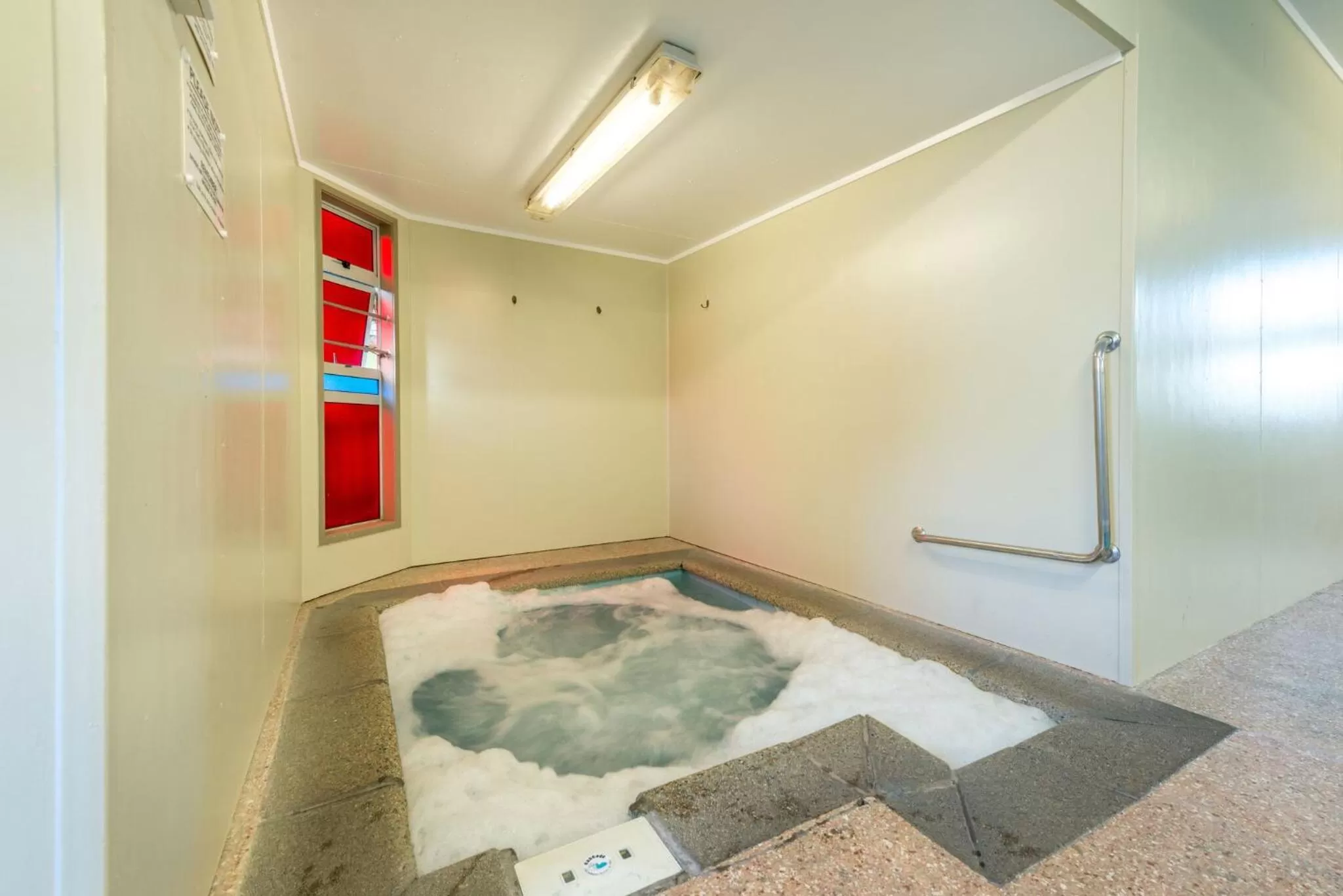 Hot Tub in Amber Court Motel