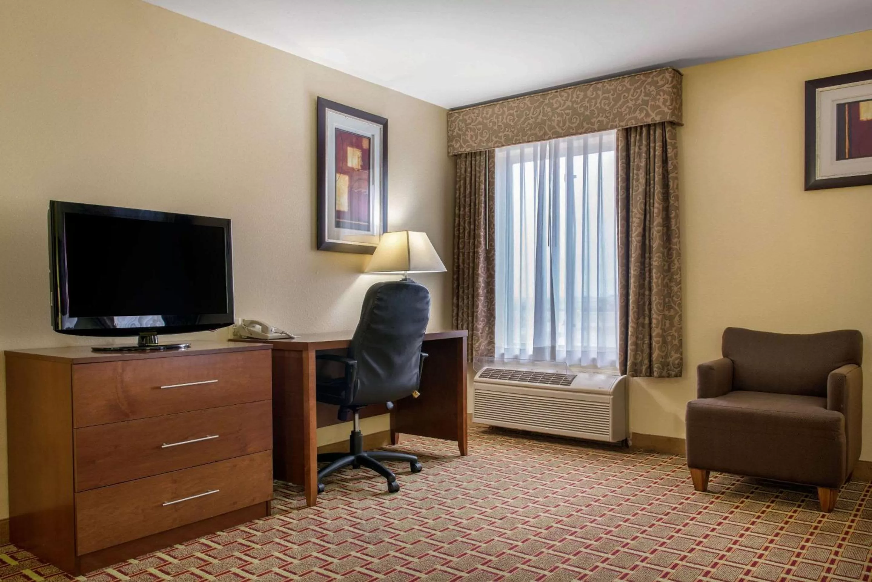 Photo of the whole room in Quality Inn Jacksonville near I-72