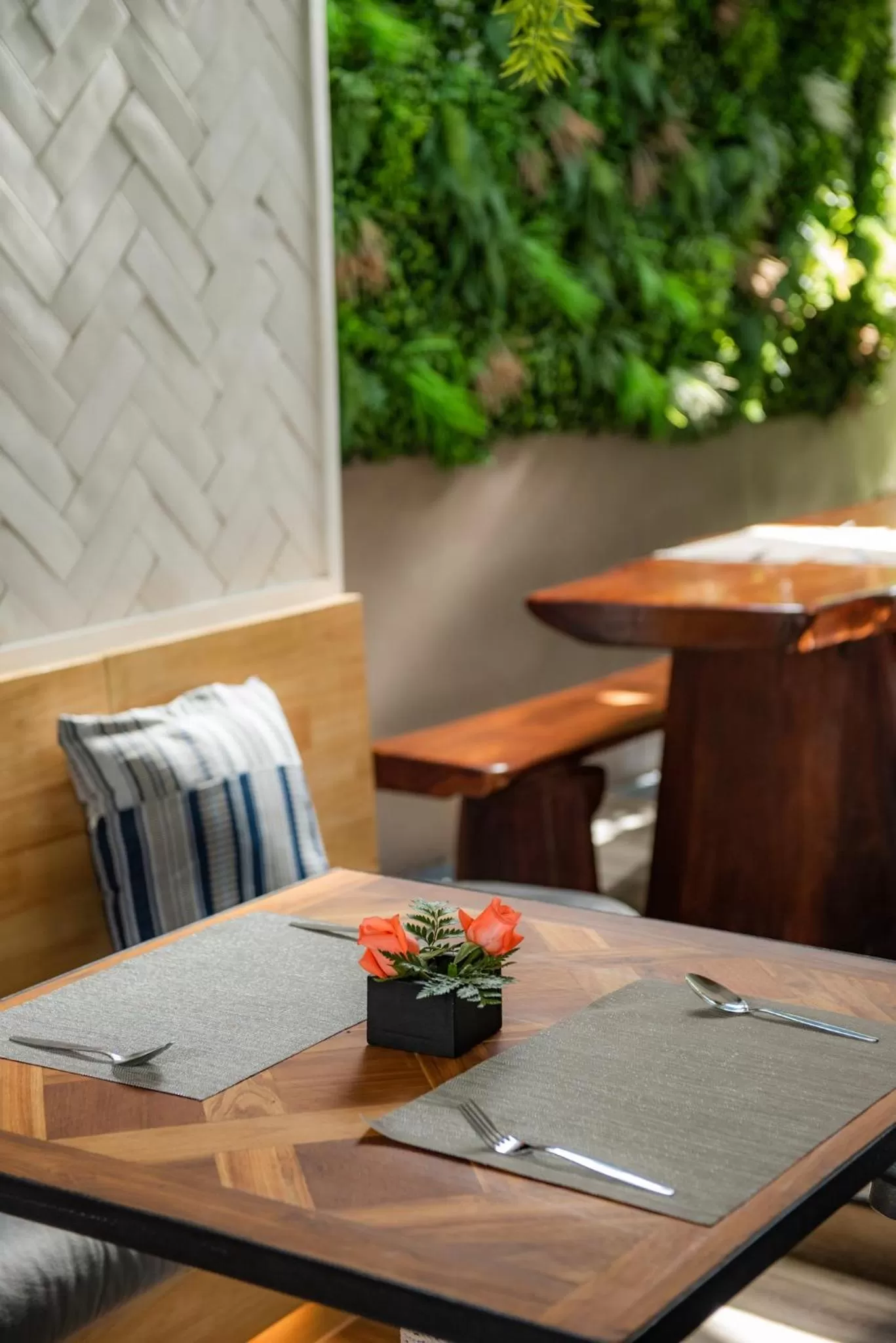 Restaurant/places to eat in Luck Thai Hotel