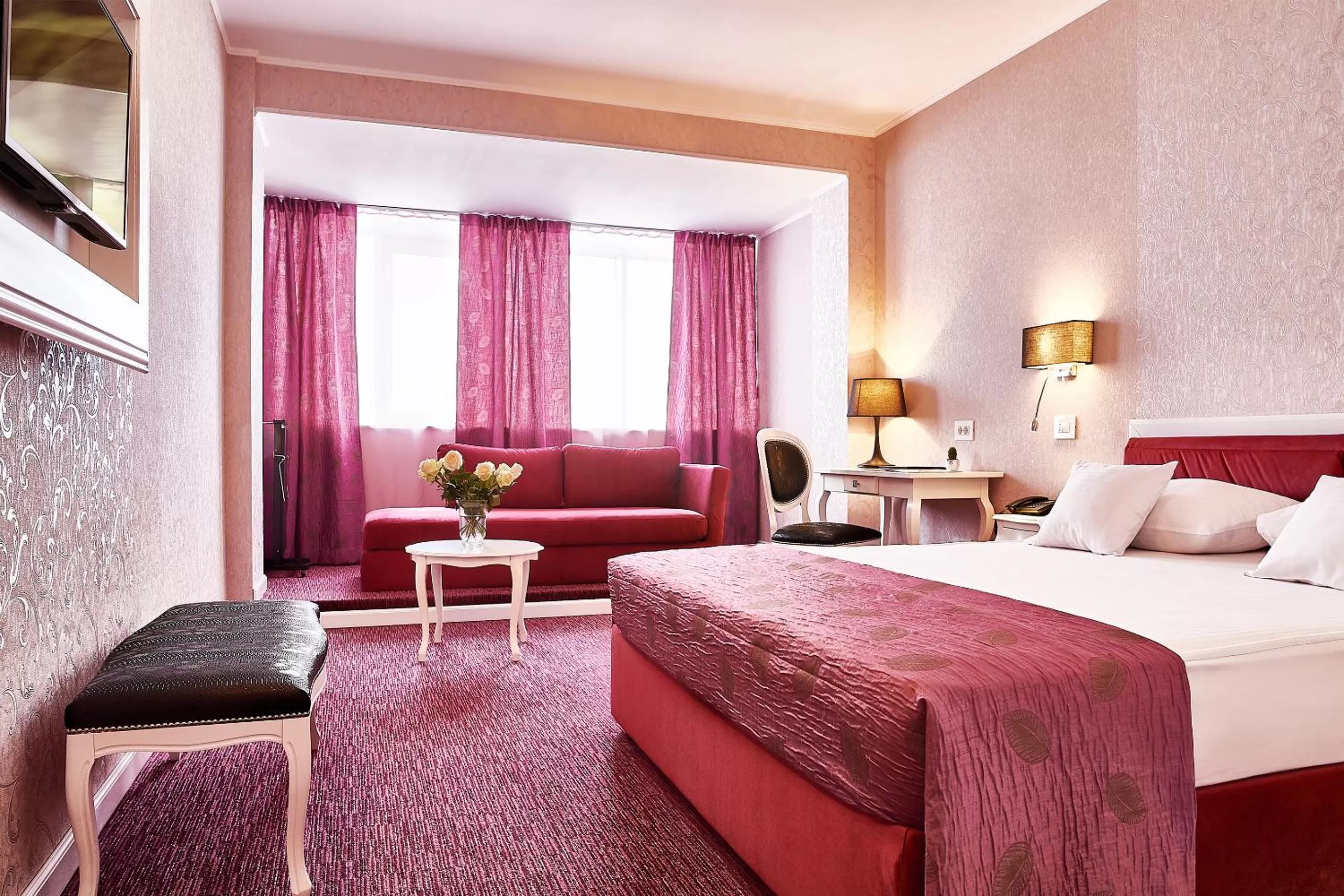 Photo of the whole room, Bed in Continental Forum Arad