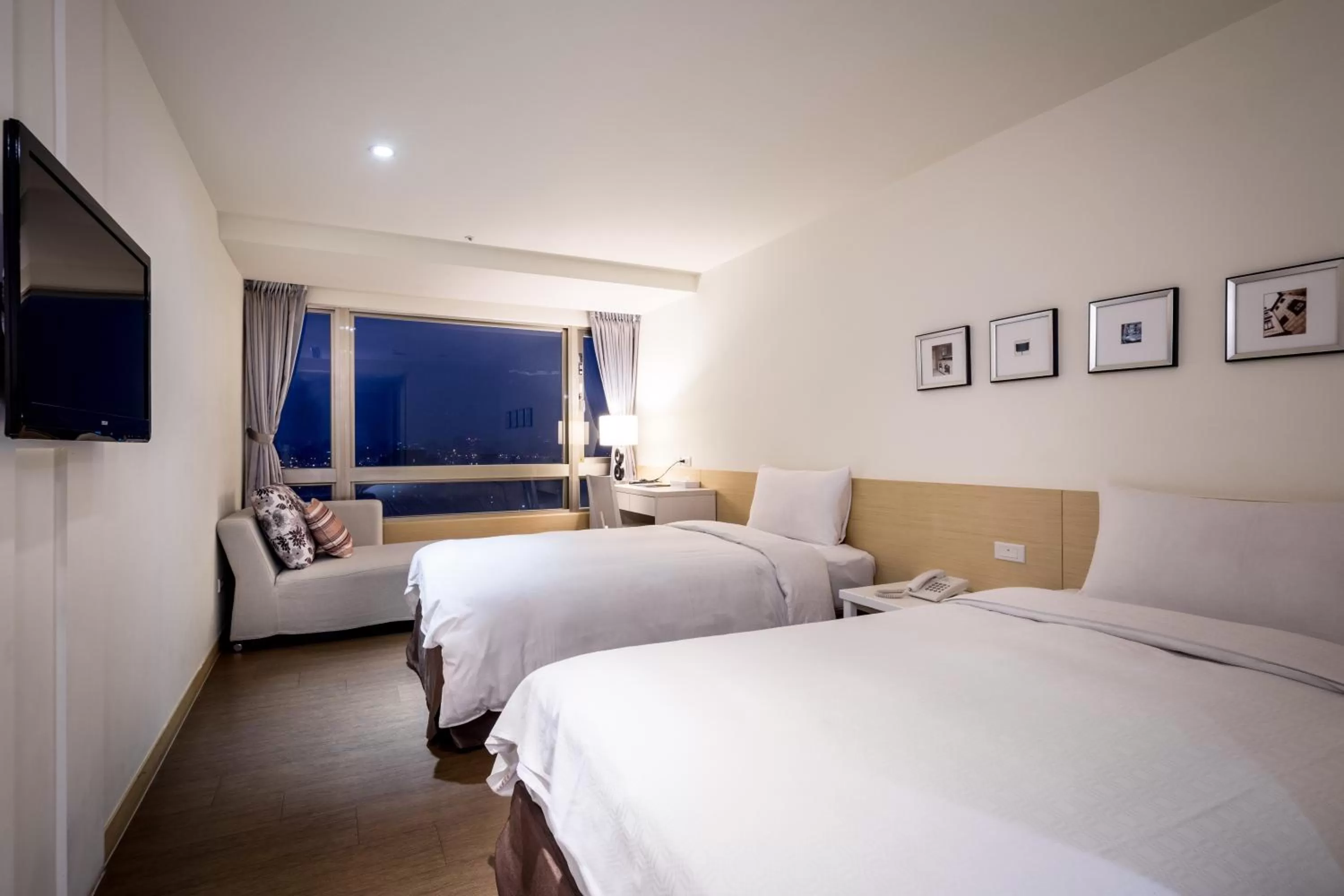 Photo of the whole room, Bed in Wemeet Hotel Taipei