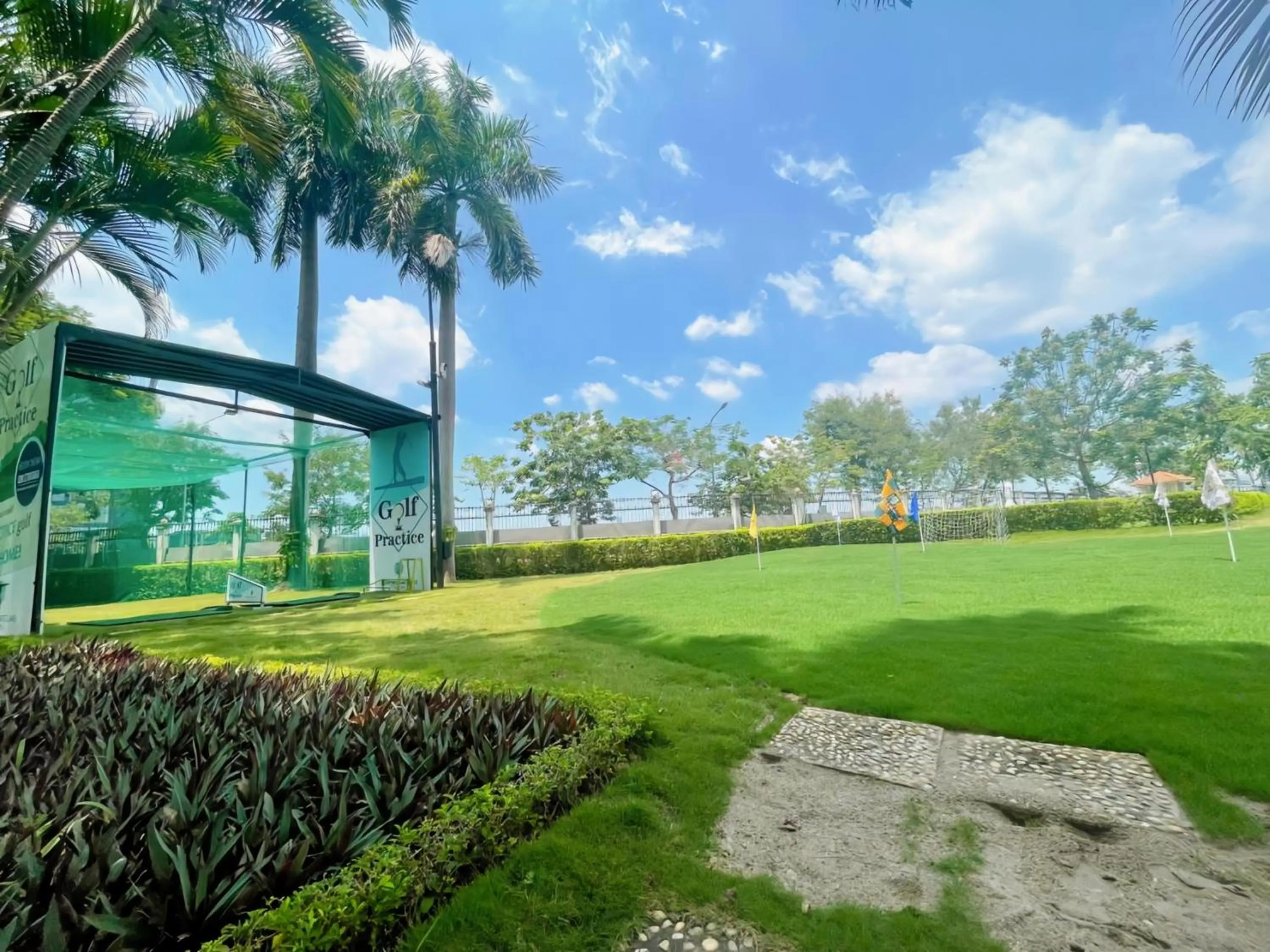 Minigolf in Diamond Westlake Suites