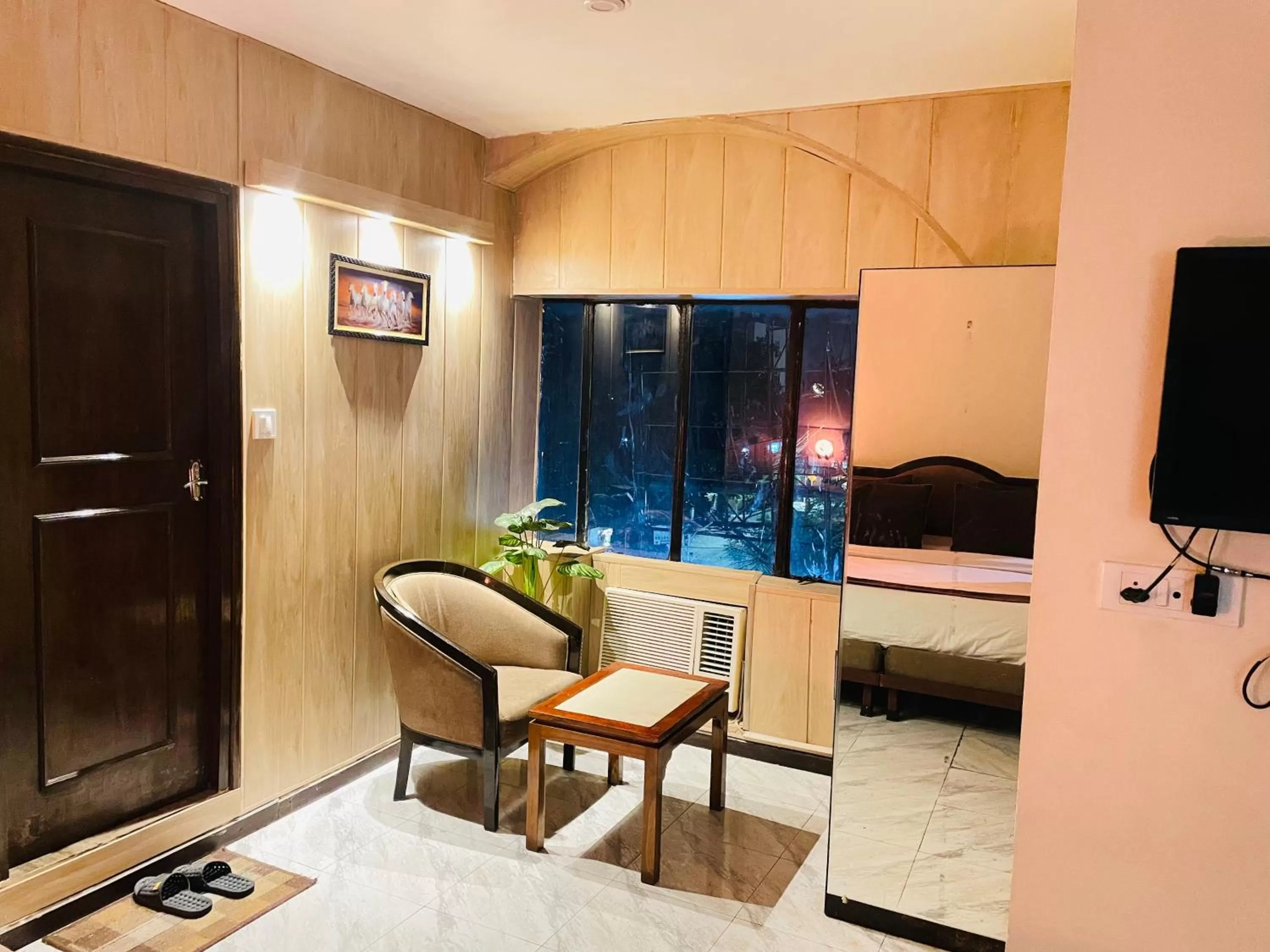 Bed in THE ROYAL PRESIDENCY INN