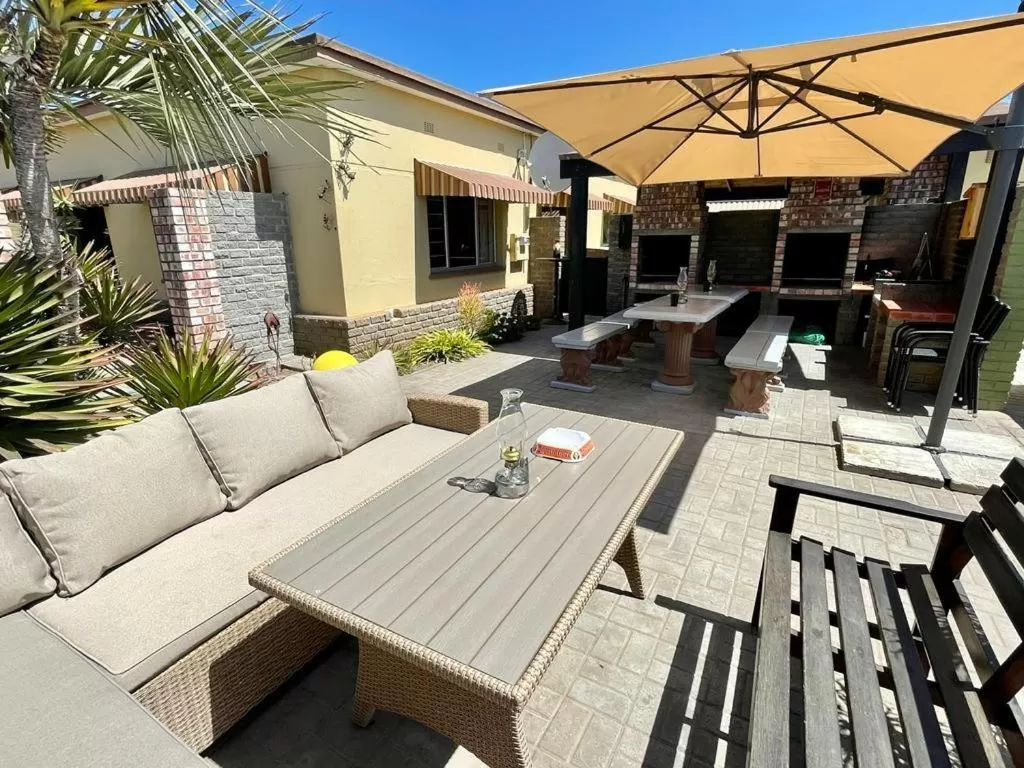 Property building, Patio/Outdoor Area in Bushbabies-Inn Self-Catering Accommodation