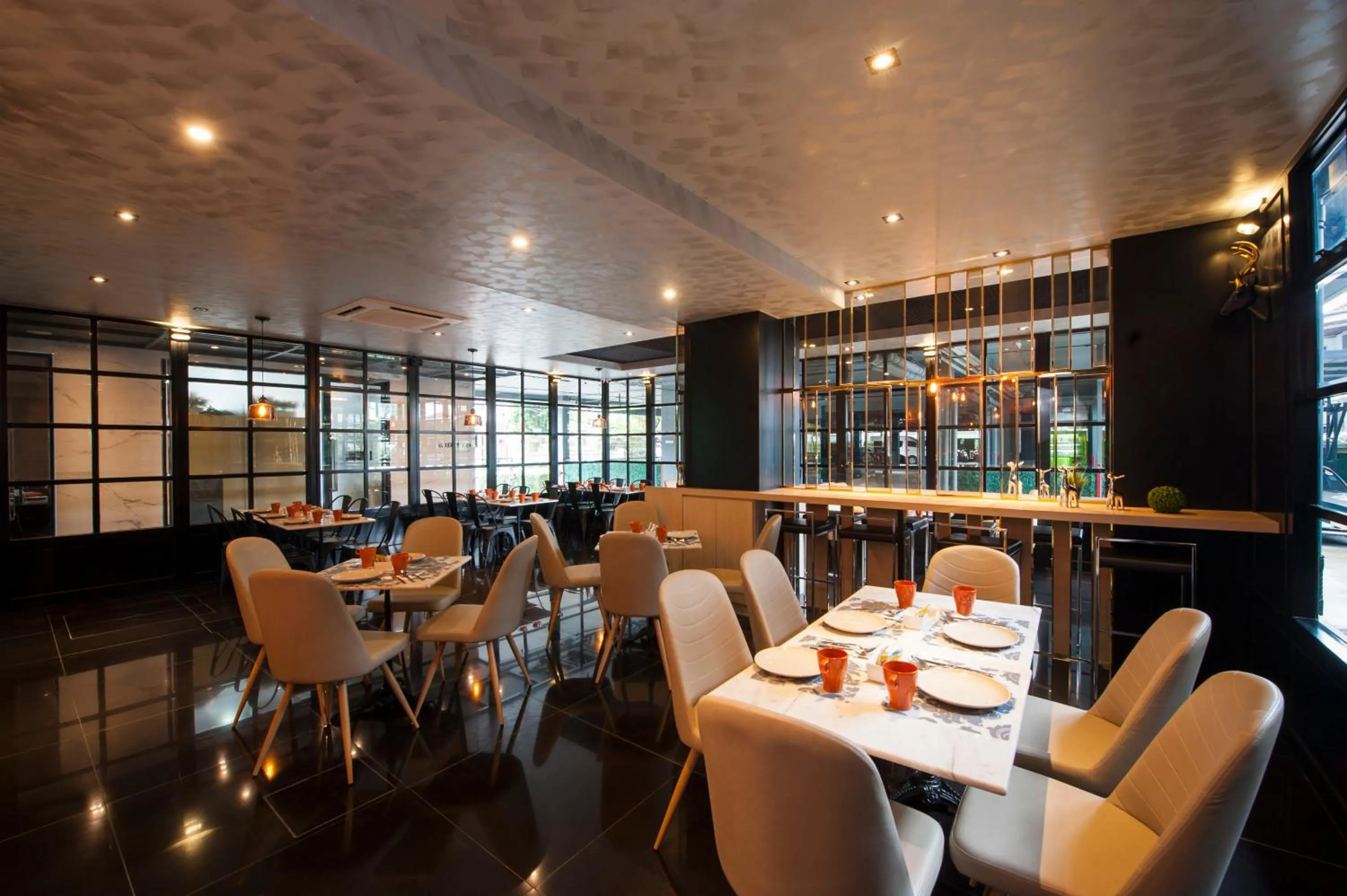 Buffet breakfast in Marigold Sukhumvit - Free Shuttle to BTS Bearing Station