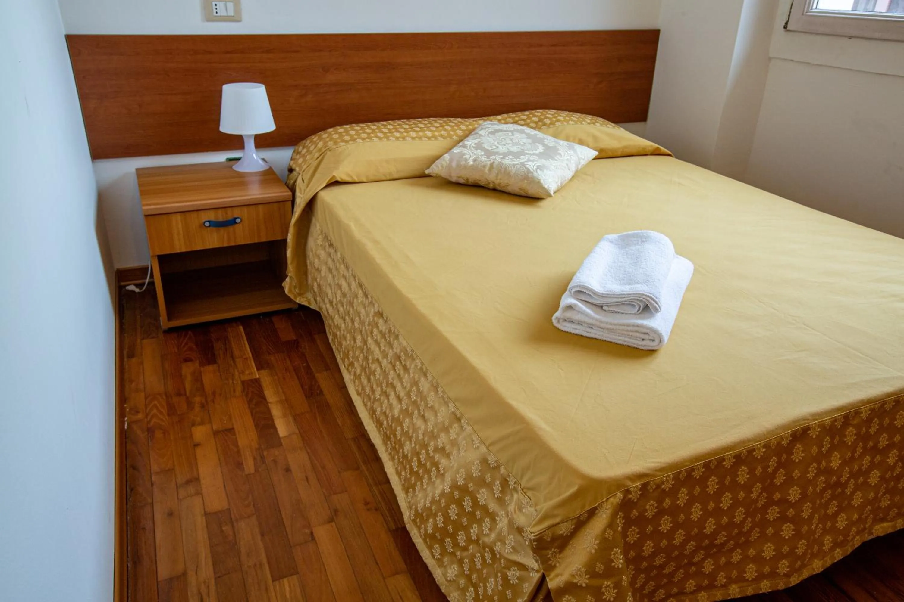 Photo of the whole room, Bed in Hotel Villa Strassoldo "Ex Attianese Hotel Restaurant"