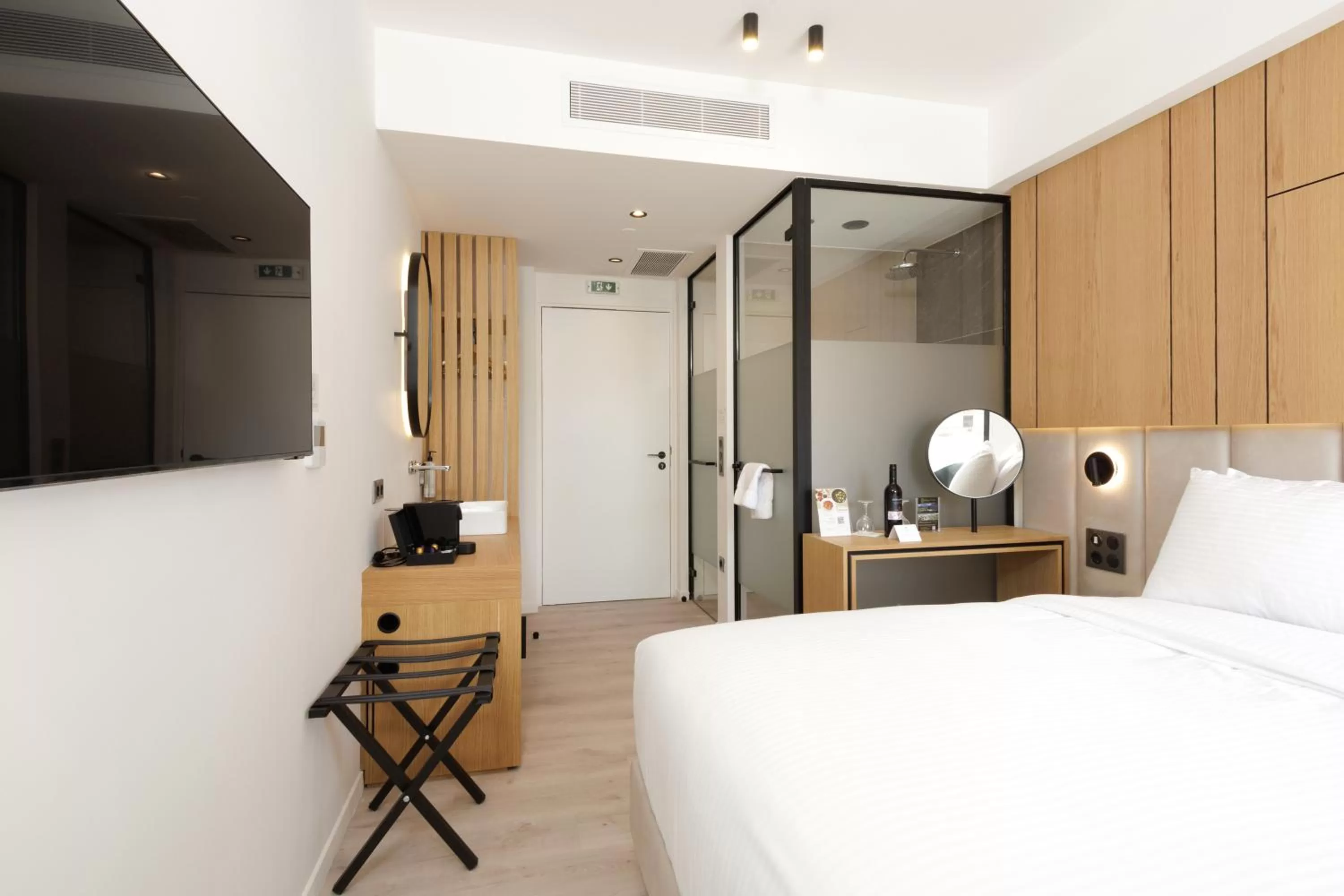 Bed in LUX&EASY Signature Syngrou 234