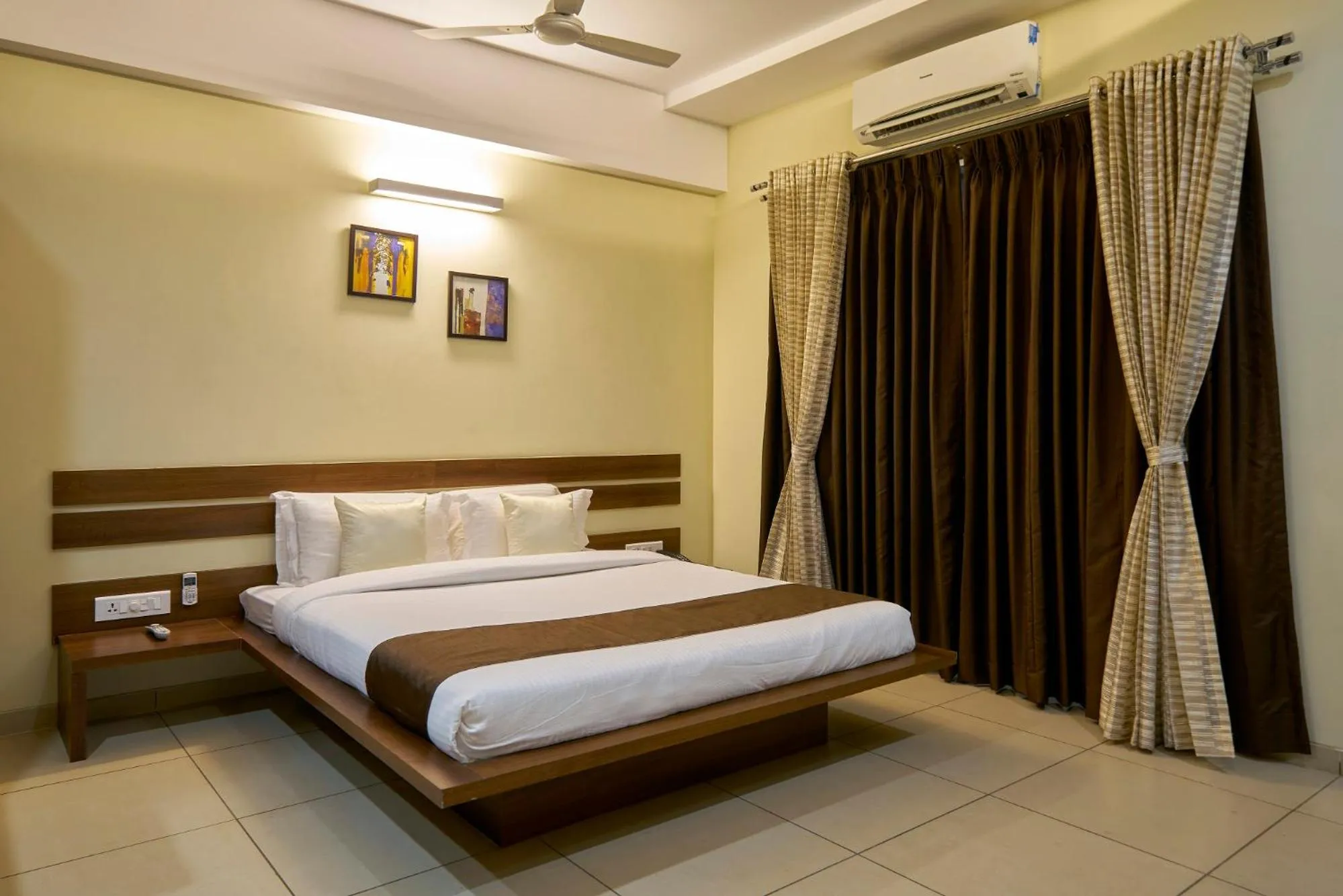 Bedroom, Bed in Hotel 3 Leaves NEAR CENTRAL BUS STAND