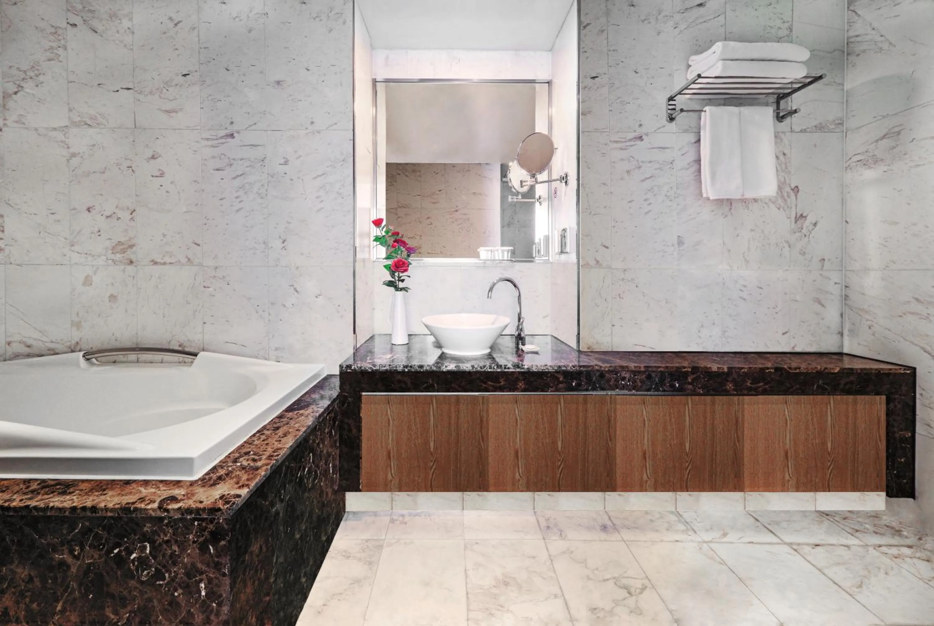 Toilet in Harbor Park Hotel