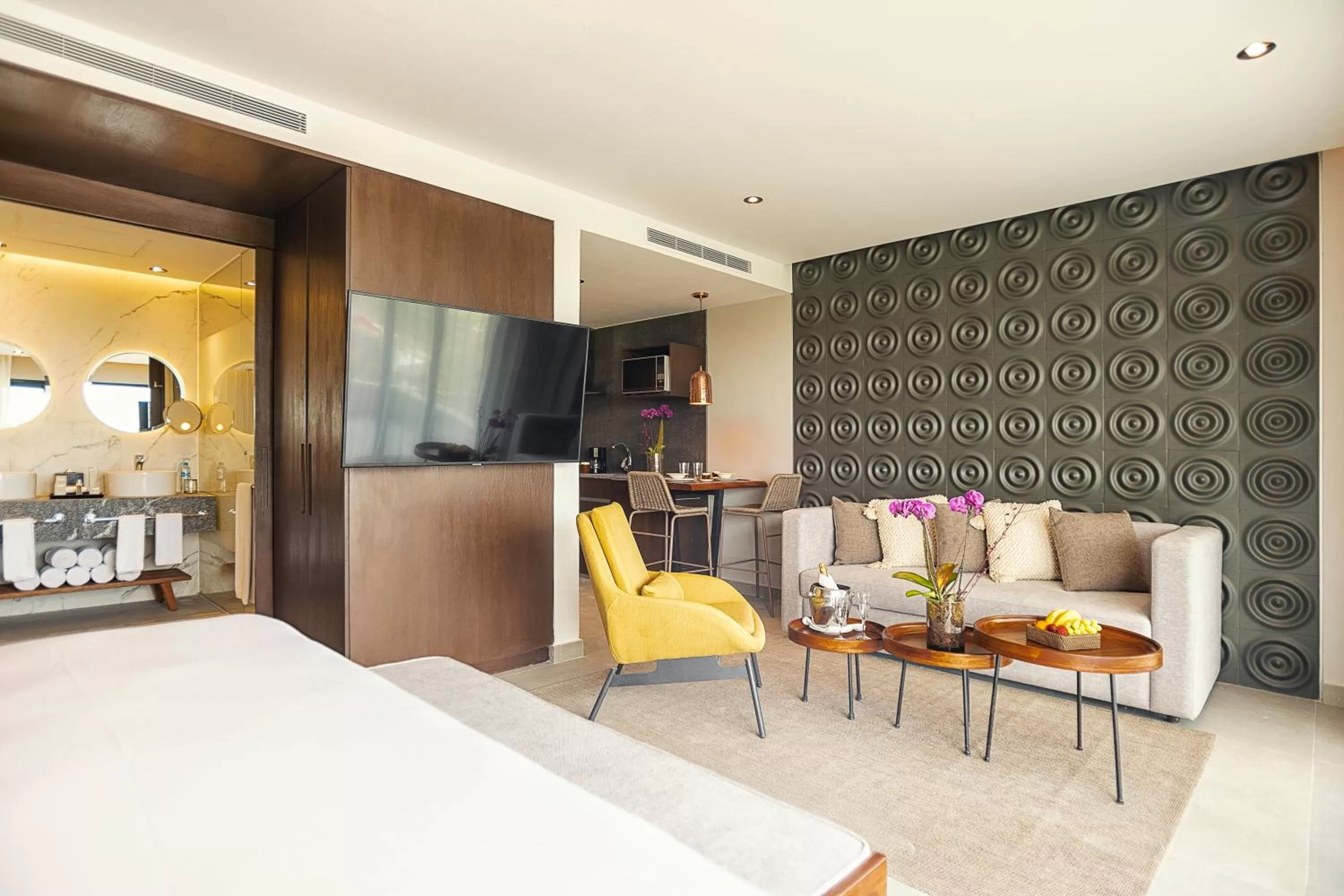 Living room, Bed in The Fives Oceanfront