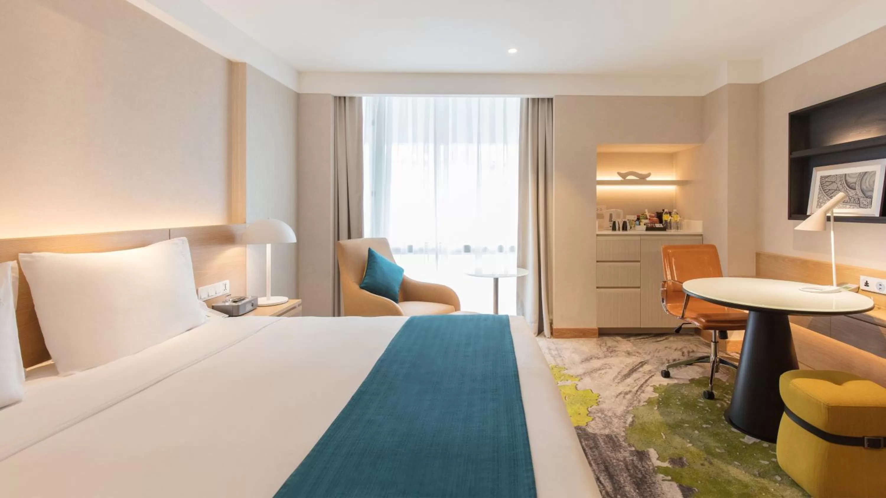 Photo of the whole room, Bed in Holiday Inn Bangkok by IHG