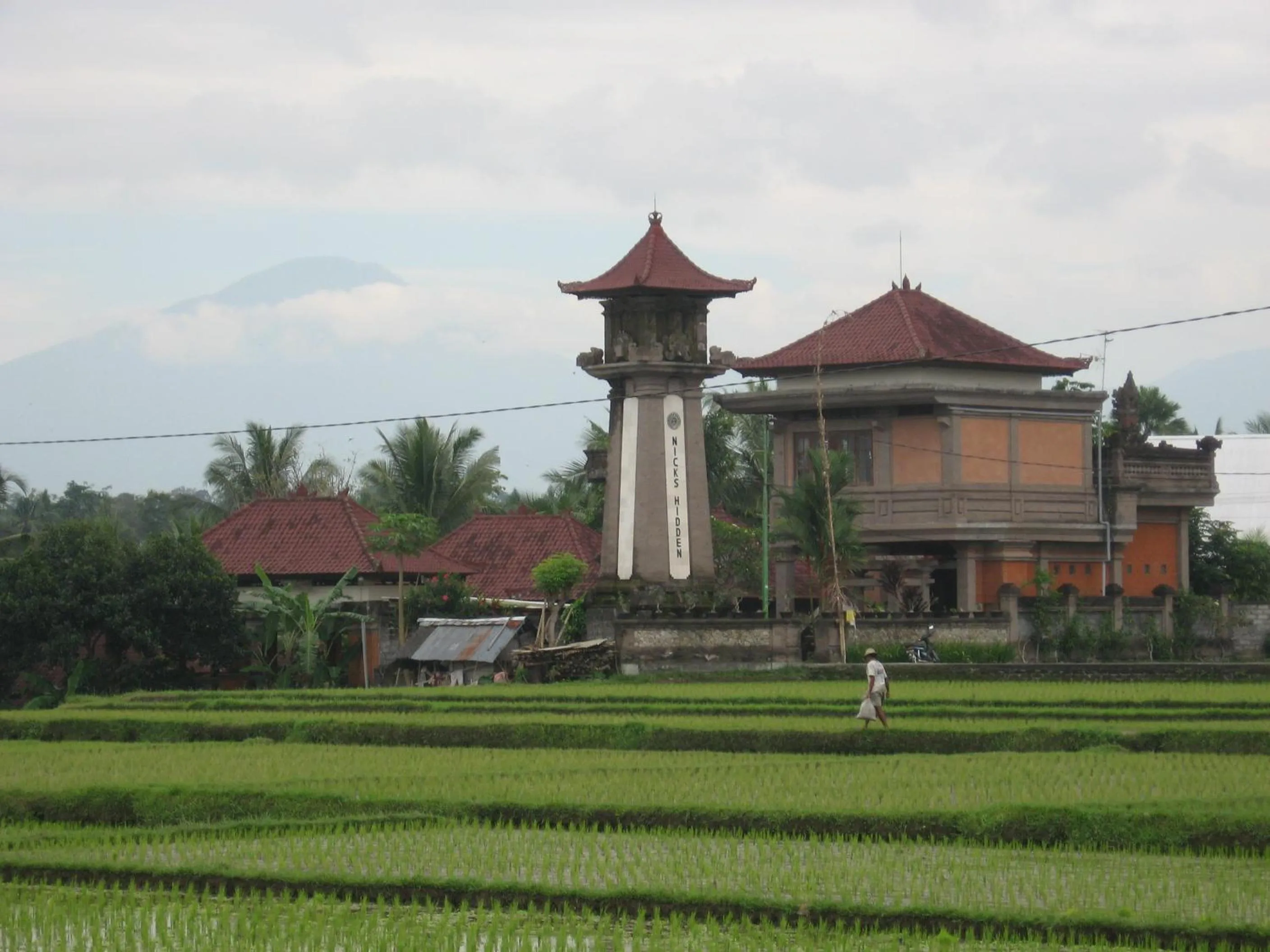 Facade/entrance in Nick's Hidden Cottages by Mahaputra