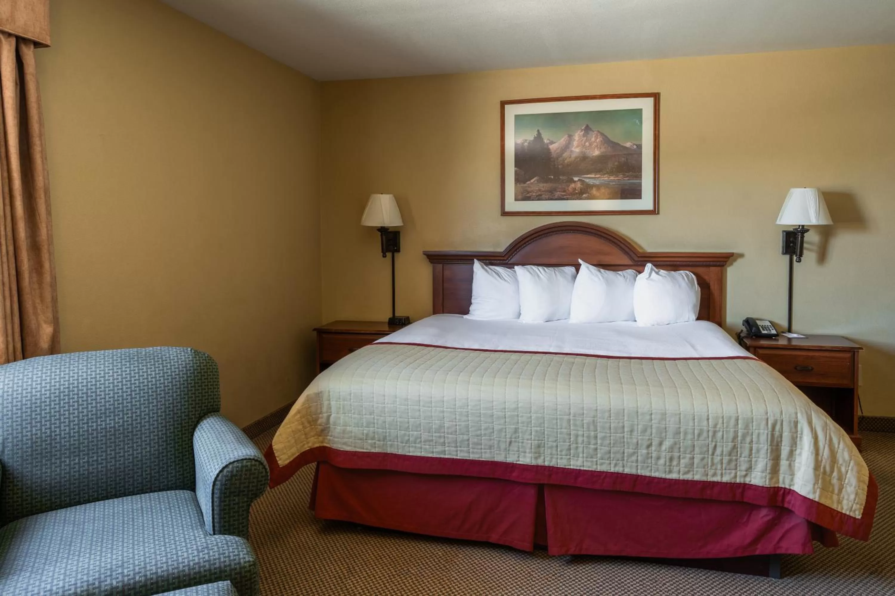 Bed in Pinedale Hotel & Suites
